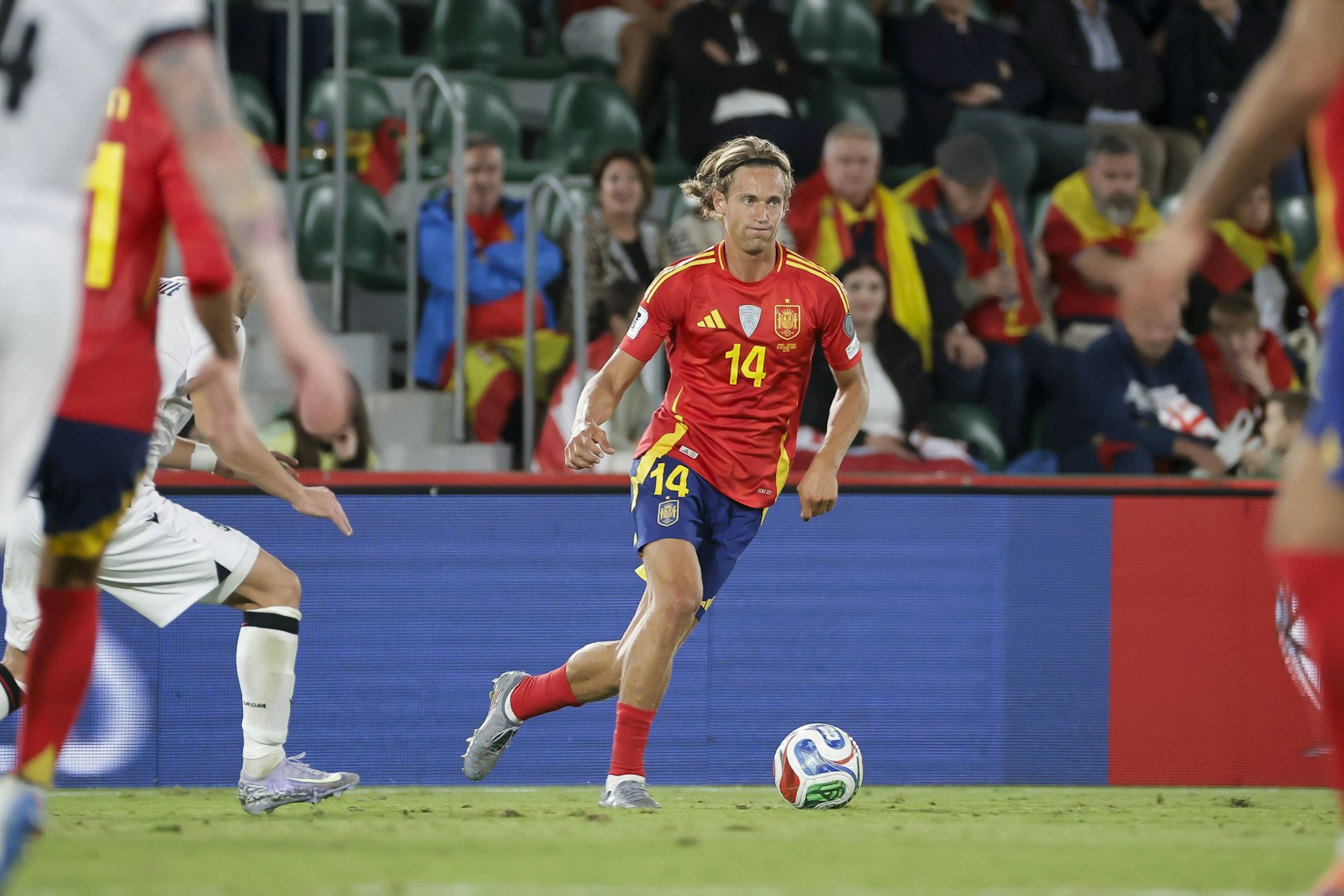 Marcos Llorente dribbelt im roten Spanien-Trikot mit der Nummer 14 den Ball