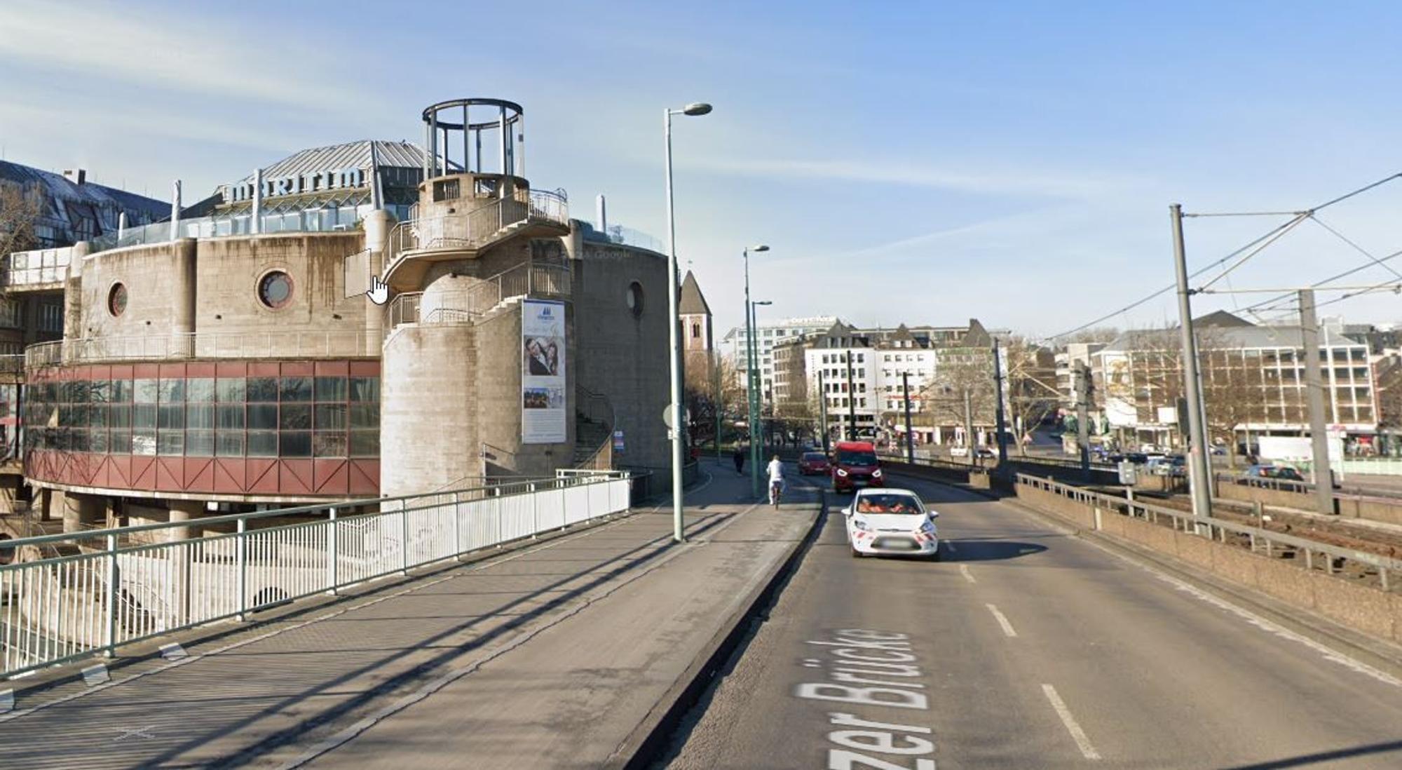 Die Deutzer Brücke mit Blick auf das Maritim
