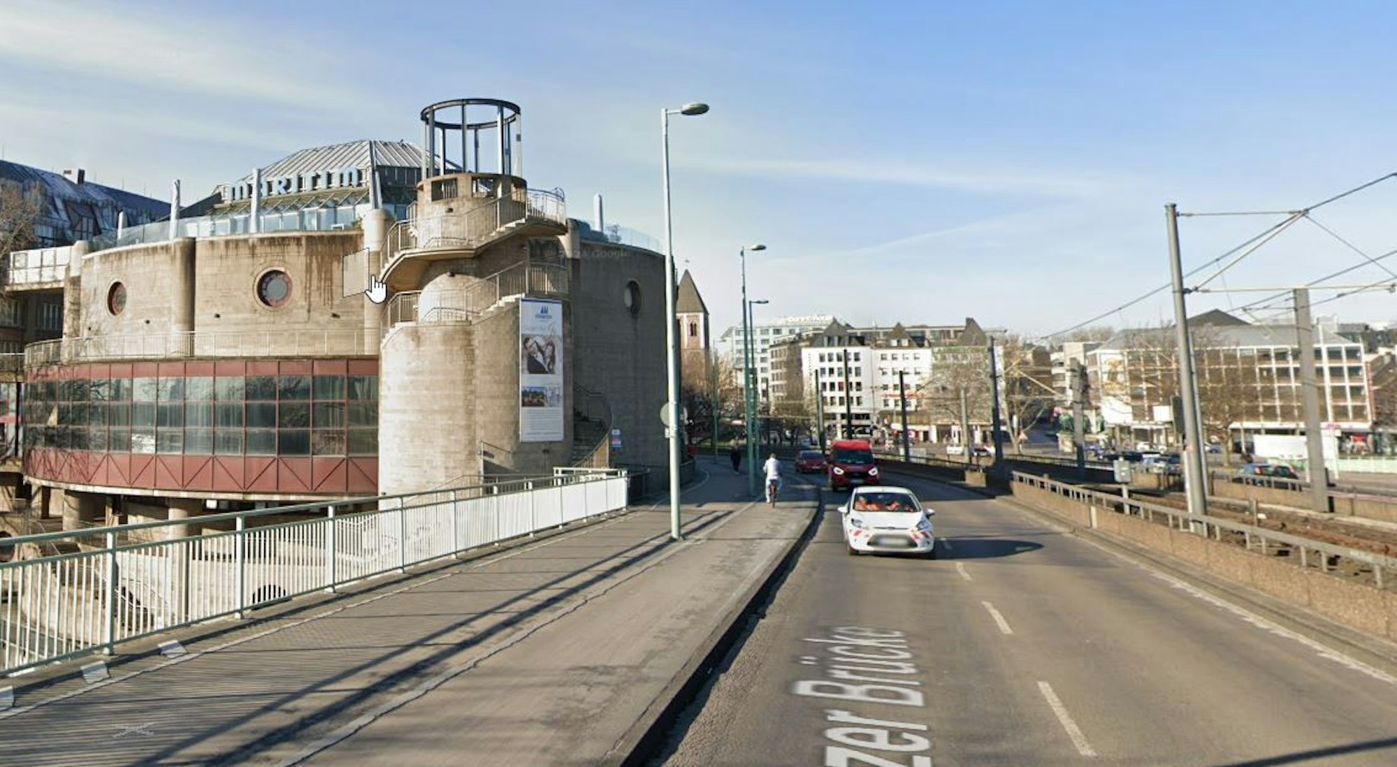 Die Deutzer Brücke mit Blick auf das Maritim