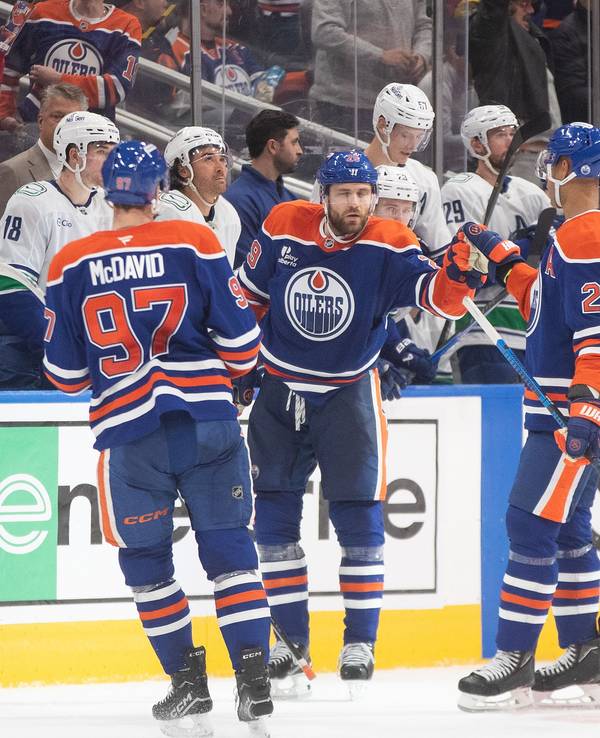 Connor McDavid (97), Leon Draisaitl (29) und Darnell Nurse (25) von den Edmonton Oilers feiern ein Tor.