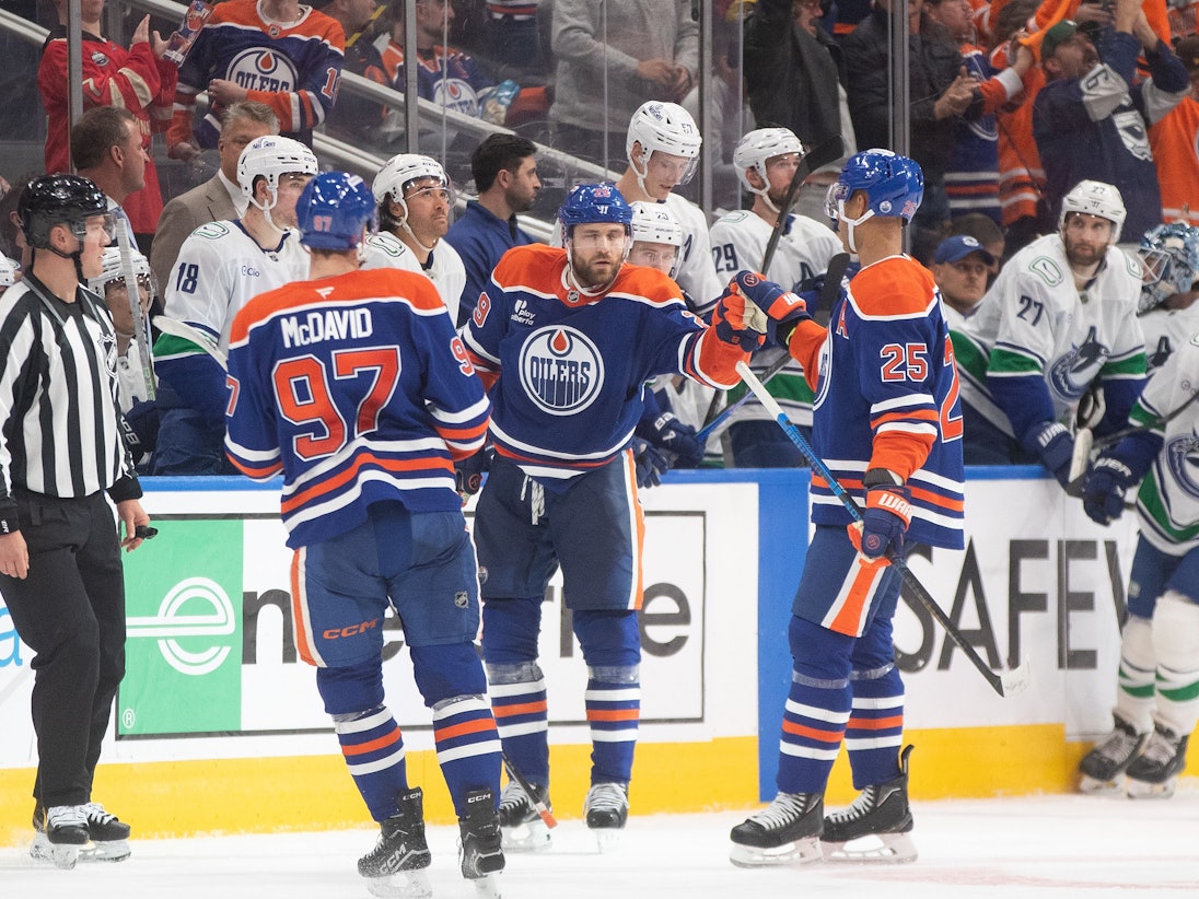 Connor McDavid (97), Leon Draisaitl (29) und Darnell Nurse (25) von den Edmonton Oilers feiern ein Tor.