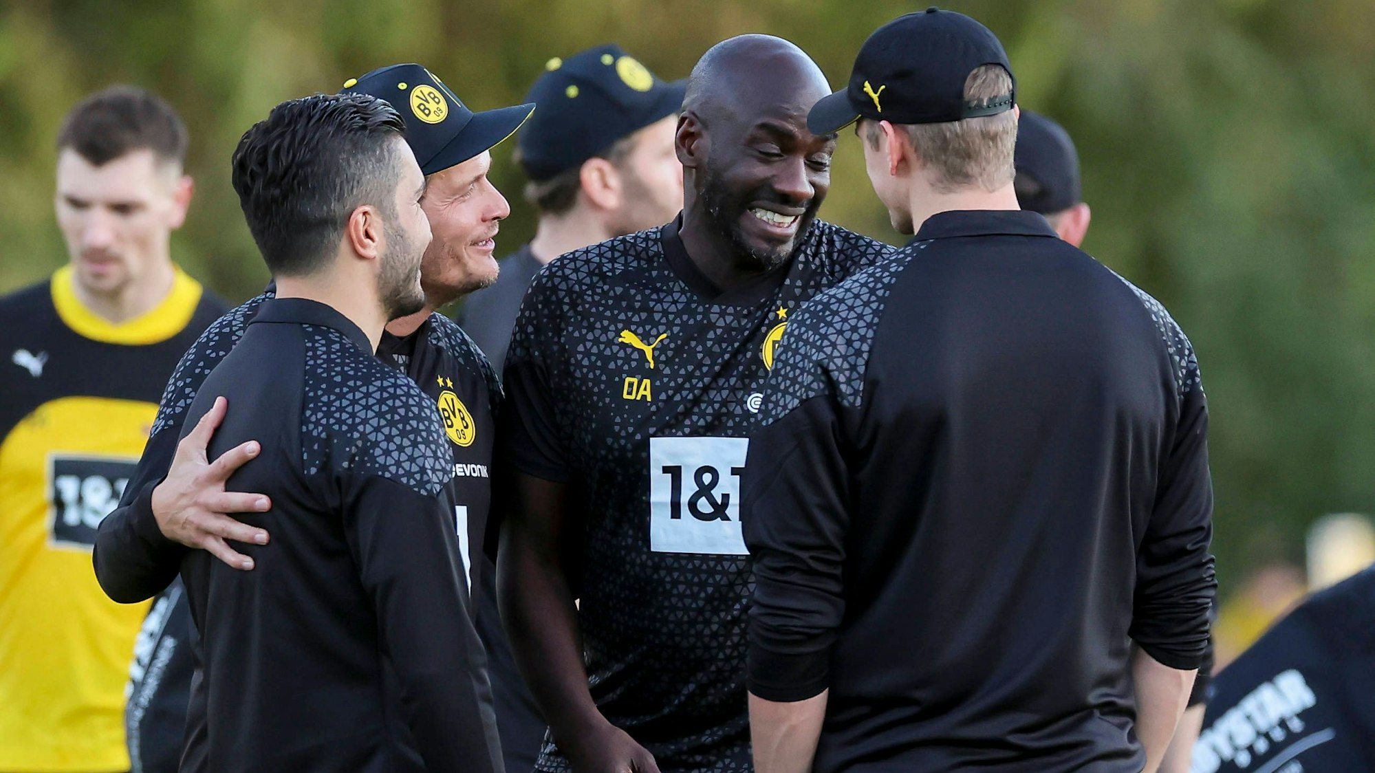 Otto Addo lacht im Jahr 2024 mit seinen Trainerkollegen bei Borussia Dortmund.