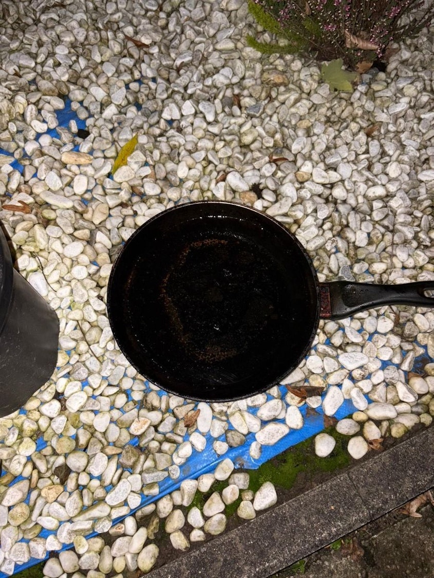 Angebranntes Essen auf einem Herd.