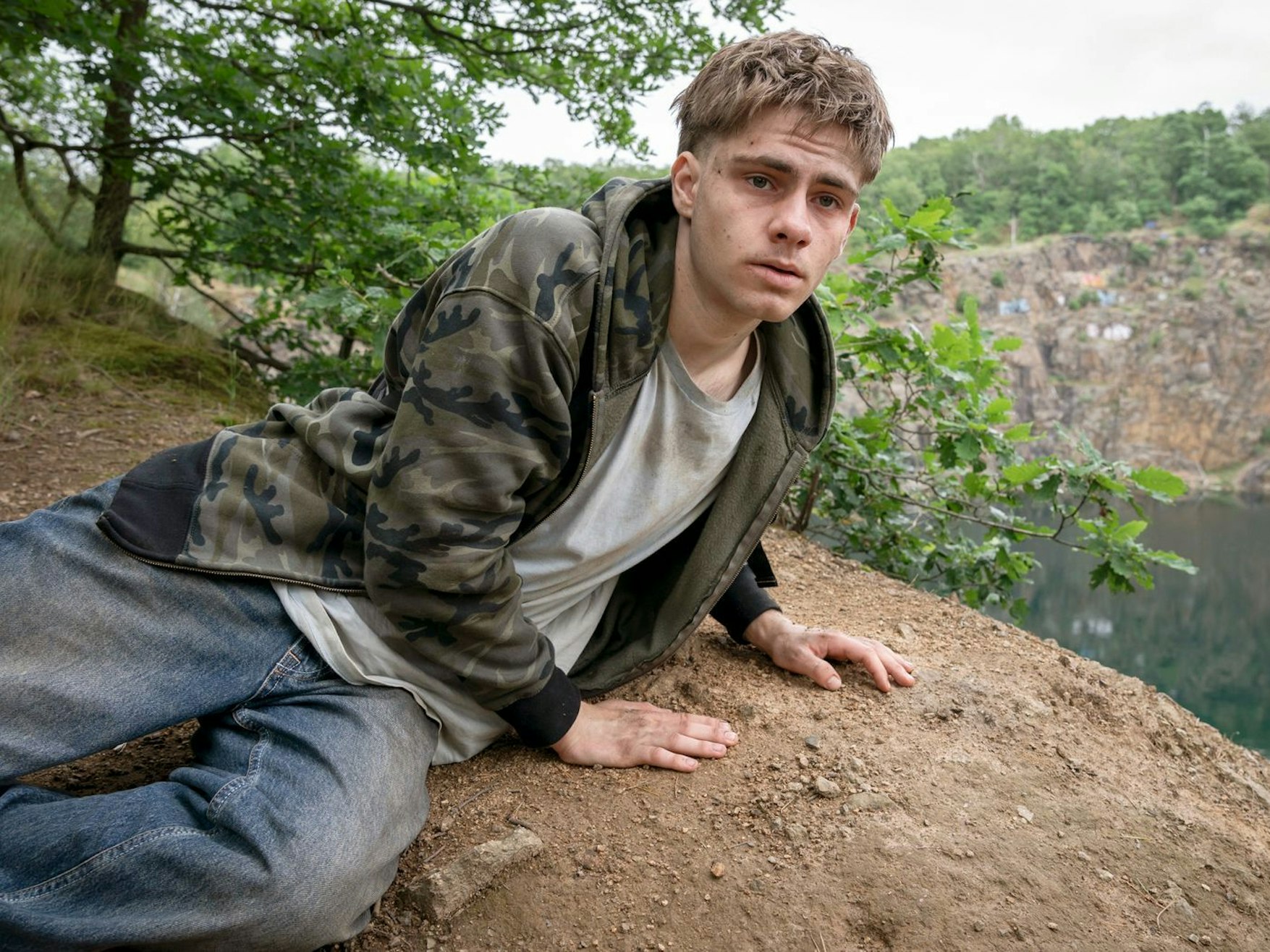 Niemand mag Pascal (Florian Geißelmann). Der 17-Jährige ist ein anstrengender Typ. Mit seiner Freundin ist er aus dem Heim „Siebenschläfer“ abgehauen. Nun ist das Mädchen tot und er wacht benebelt am See auf. (Bild: MDR/MadeFor Film/Steffen Junghans)