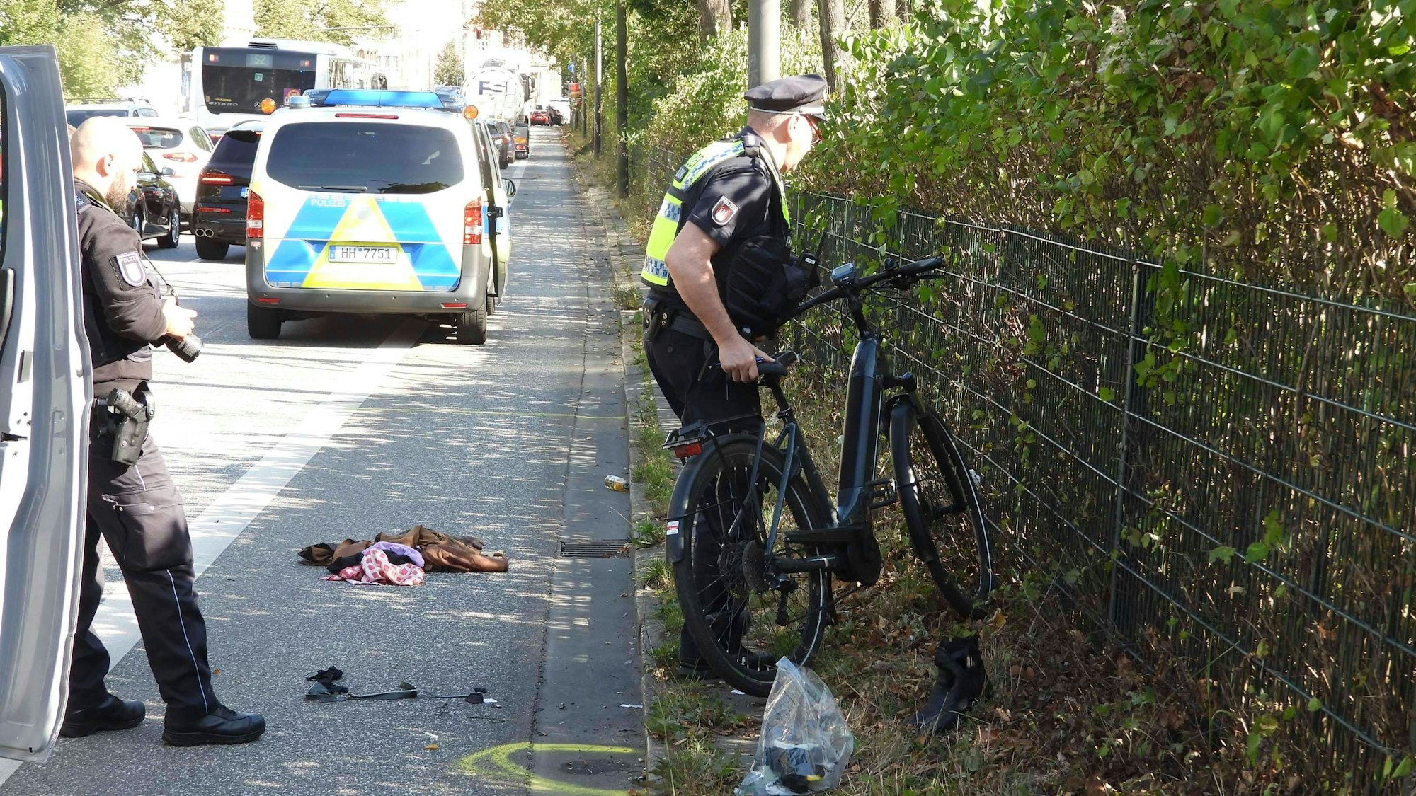 Der Unfallort in Hamburg. Ein Polizist sichert das Fahrrad von Wanda Perdelwitz. Die Schauspielerin ist nach dem Fahrradunfall in einer Hamburger Klinik gestorben.