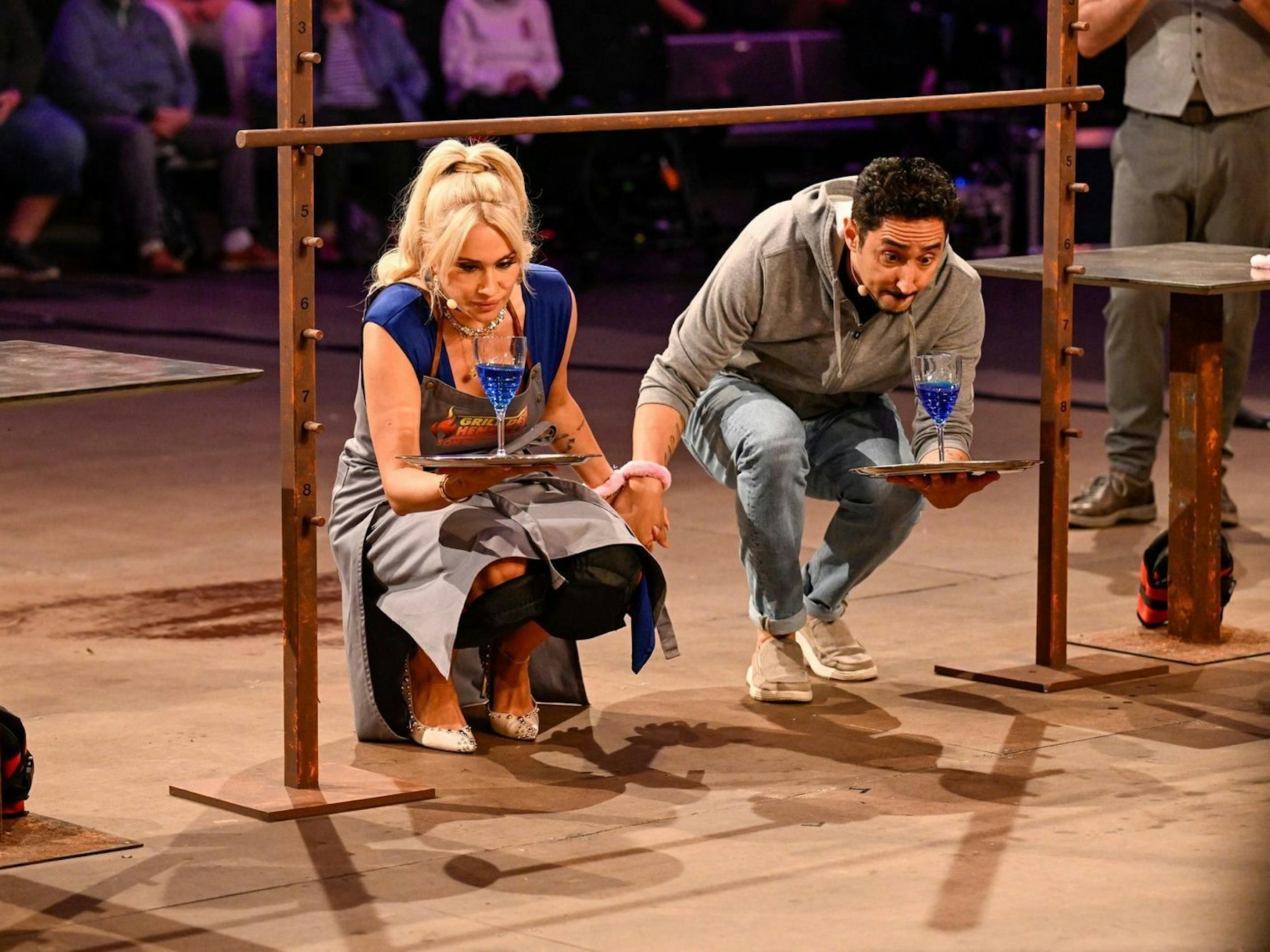 Wie gewonnen, so zerronnen. Bei der zweiten Küchen-Competition patzt Eko Fresh als „Limbo-Kellner“ und verschüttet ein Glas. Henssler gewinnt drei Punkte und geht wieder 59:57 in Führung. (Bild: RTL / Markus Hertrich)