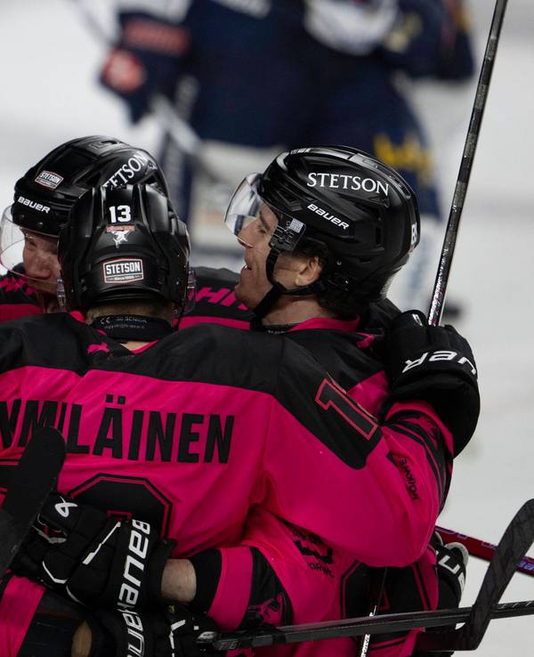 Die Kölner Haie jubeln über das Tor von Valtteri Kemiläinen gegen Iserlohn.