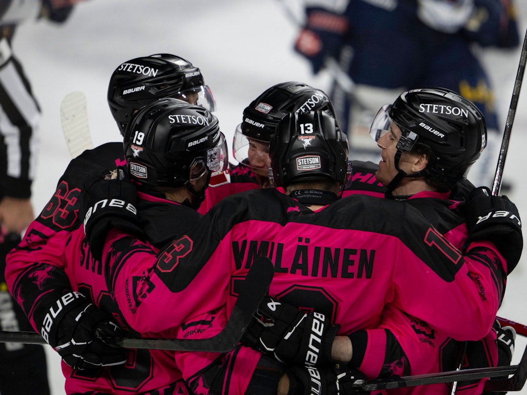 Die Kölner Haie jubeln über das Tor von Valtteri Kemiläinen gegen Iserlohn.
