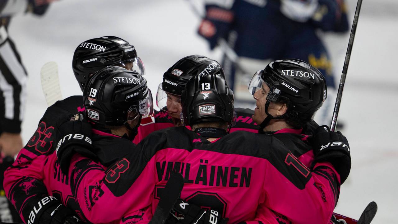 Die Kölner Haie jubeln über das Tor von Valtteri Kemiläinen gegen Iserlohn.