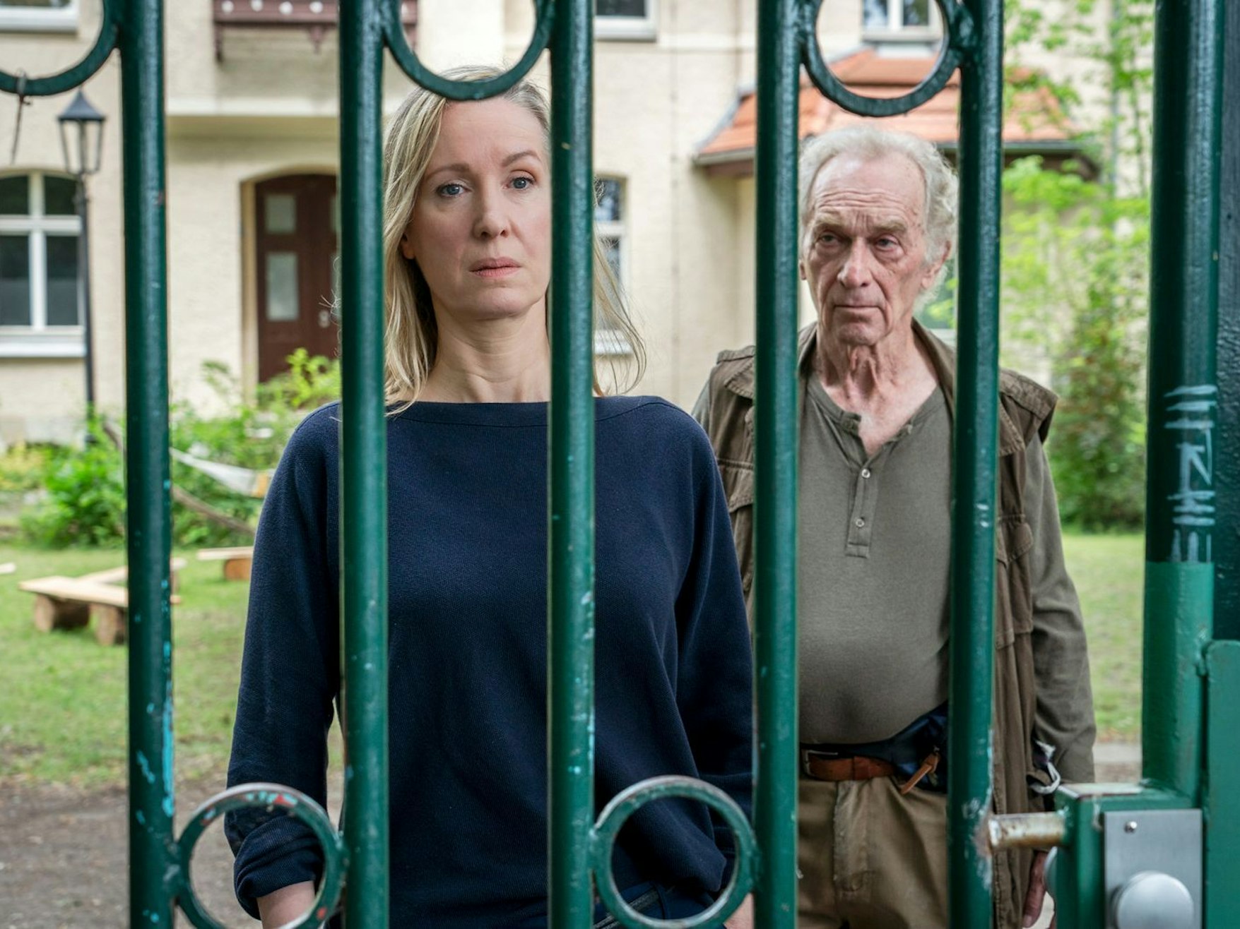 Saskia Rühe (Silvina Buchbauer) ist die Leiterin des Kinderheims „Siebenschläfer“. Erwin Miersch (Elmar Gutmann) arbeitet dort als Hausmeister. (Bild: MDR/MadeFor Film/Steffen Junghans)