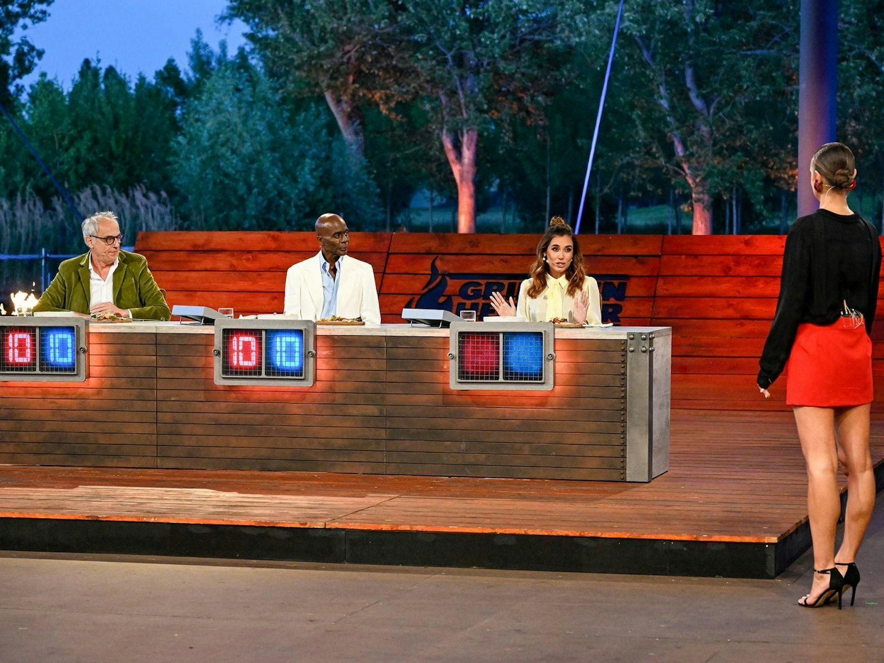 Wahnsinn: Rach und Bruce Darnell vergeben je zweimal die Bestnote. Jana Ina Zarrella sorgt mit einem 10:9 für Eko und Sarah für deren knappen Sieg. 30 Punkte für ein Promi-Vospeisen-Gericht gab es bei GDH noch nie. (Bild: RTL / Markus Hertrich)
