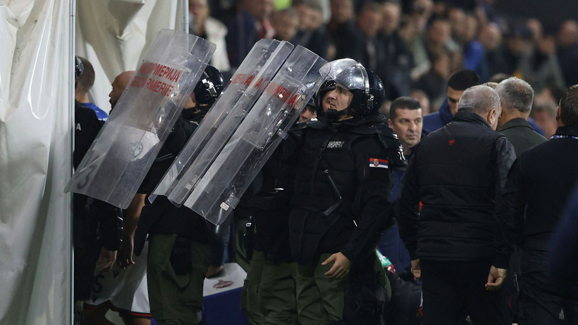 Polizisten zum Schutz der Spieler beim Duell zwischen Albanien und Serbien rund um den Spielertunnel im Einsatz.