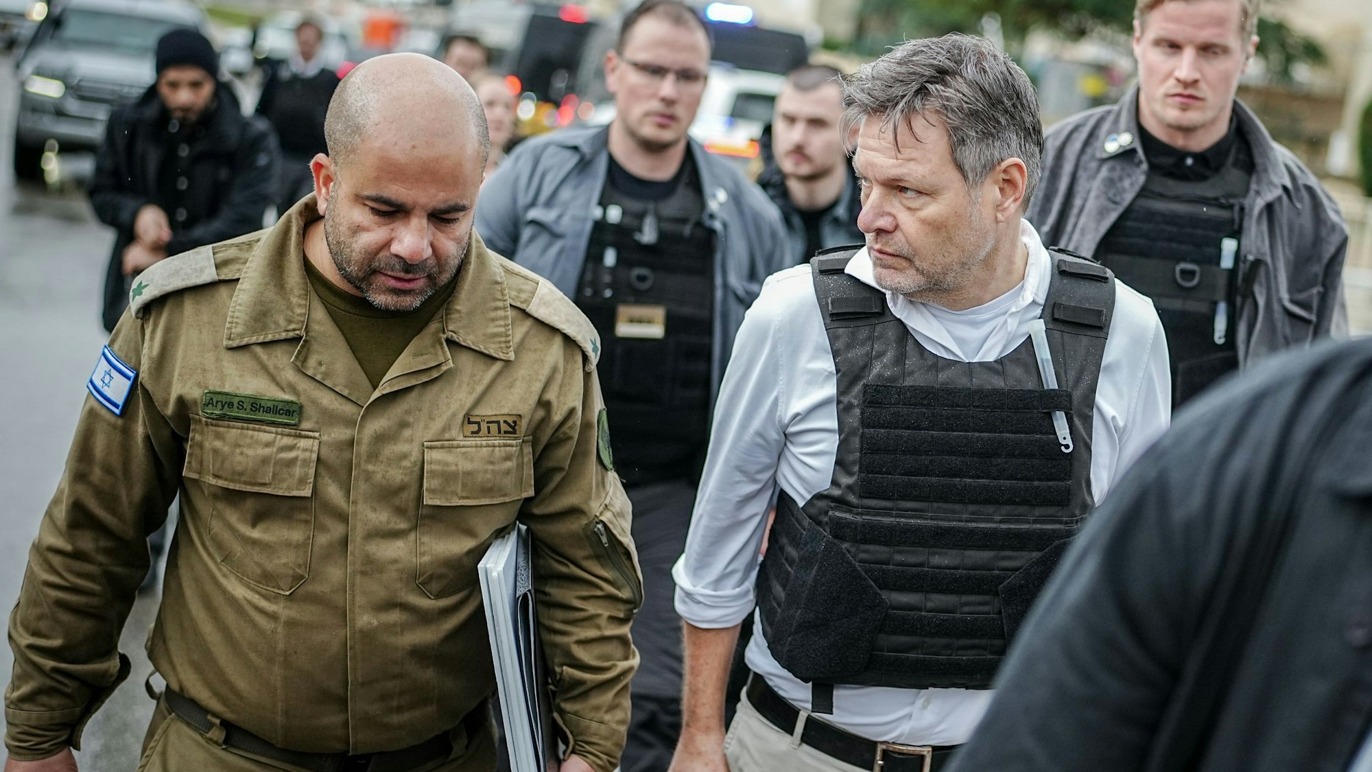 Robert Habeck, damaliger Bundesminister für Wirtschaft, zusammen mit Arye Sharuz Shalicar bei einem Besuch in Sderot im Jahr 2023. Shalicar war damals als Sprecher der israelischen Streitkräfte tätig. (Archivbild)