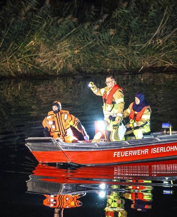 Einsatzkräfte sind mit einem Boot auf der Ruhr unterwegs. Ein Mann aus Iserlohn ist beim Urinieren in die Ruhr gefallen und ertrunken.