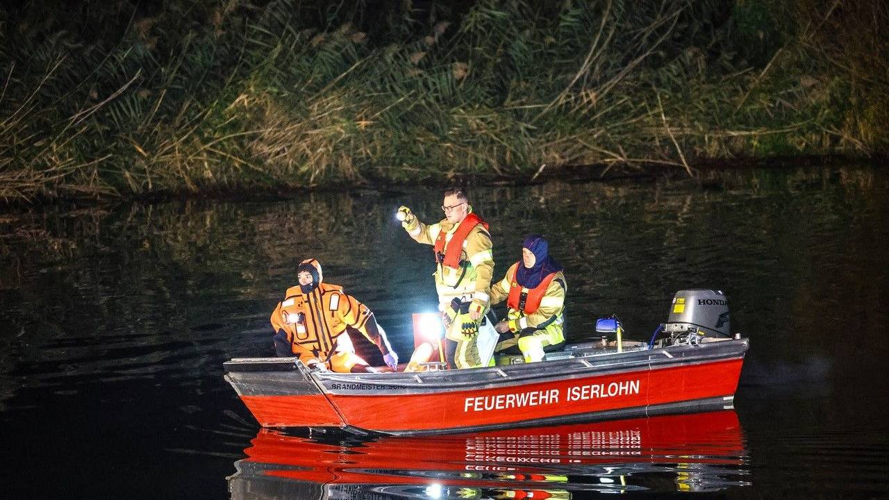 Einsatzkräfte sind mit einem Boot auf der Ruhr unterwegs. Ein Mann aus Iserlohn ist beim Urinieren in die Ruhr gefallen und ertrunken.