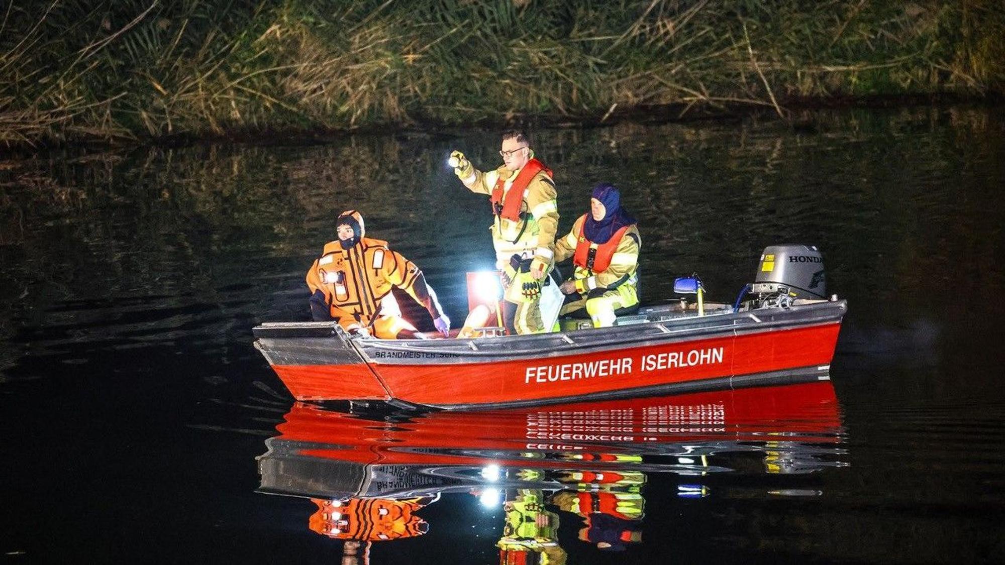 Einsatzkräfte sind mit einem Boot auf der Ruhr unterwegs. Ein Mann aus Iserlohn ist beim Urinieren in die Ruhr gefallen und ertrunken.