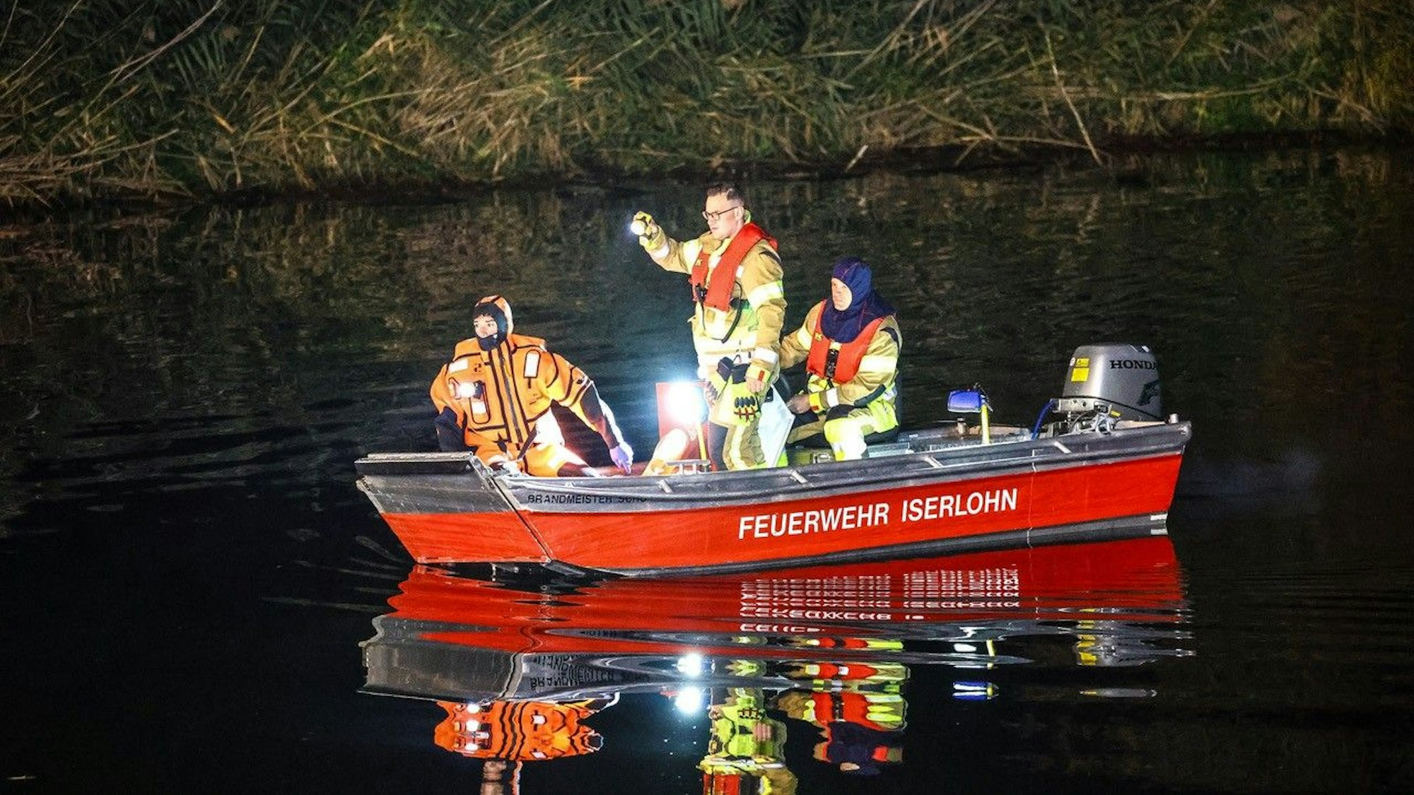 Einsatzkräfte sind mit einem Boot auf der Ruhr unterwegs. Ein Mann aus Iserlohn ist beim Urinieren in die Ruhr gefallen und ertrunken.