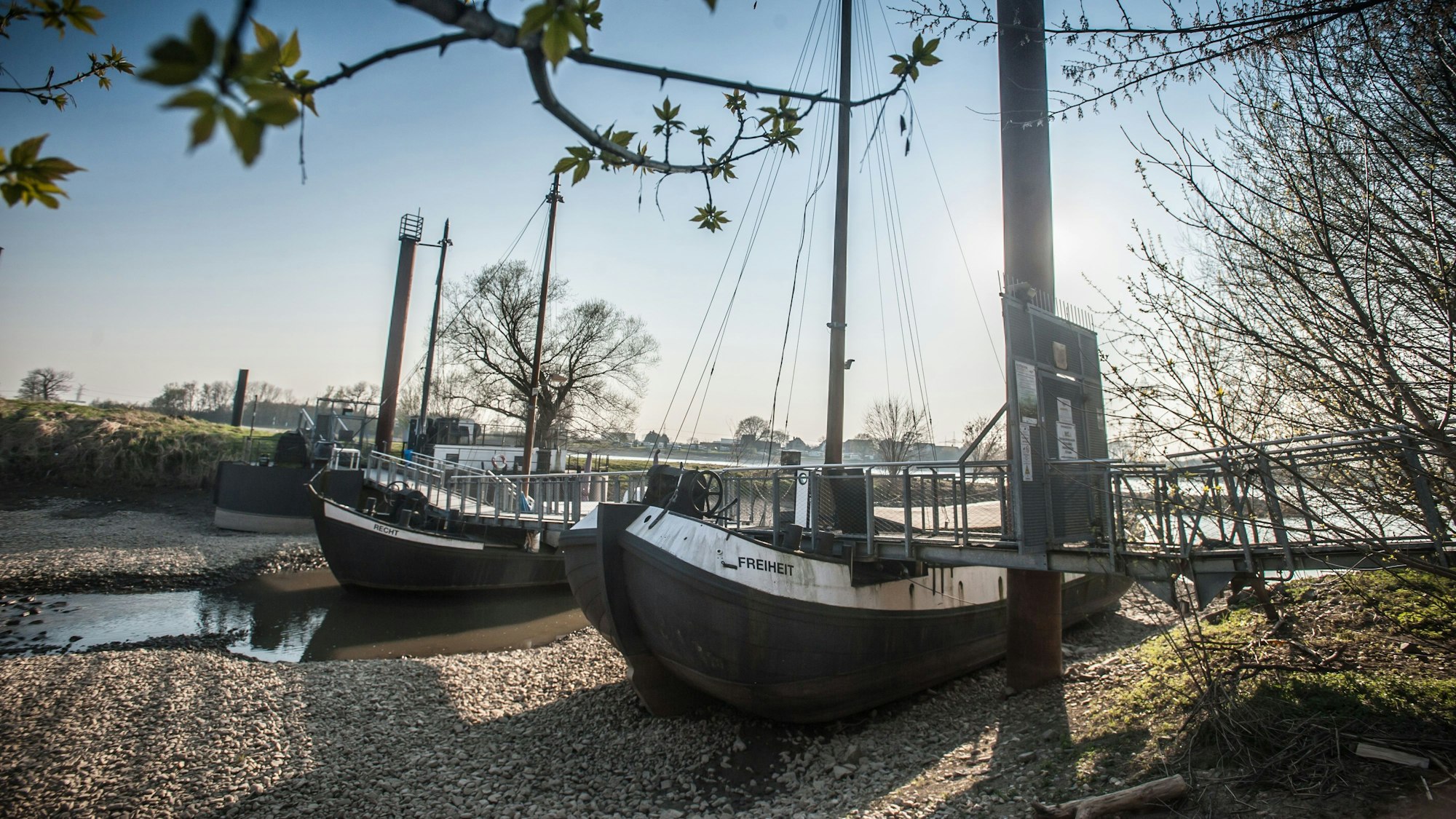 Die beliebte Schiffsbrücke an der Wuppermündung