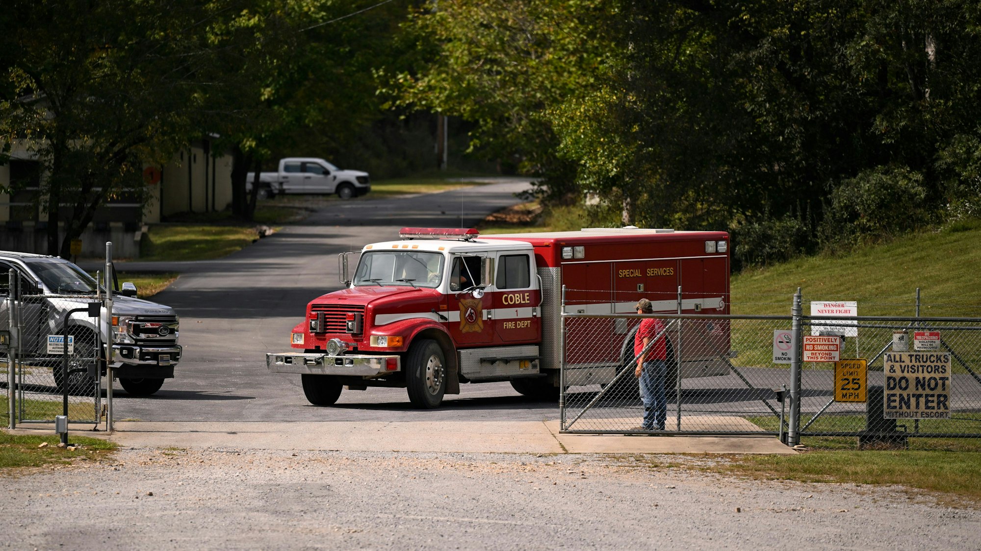 Ein Feuerwehrauto verlässt die Sprengstoff-Fabrik „Accurate Energetic Systems“, nachdem eine Explosion mehrere Todesopfer gefordert hat.