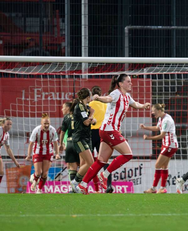 Die Spielerinnen des 1. FC Köln jubeln über ein Tor gegen Union Berlin.