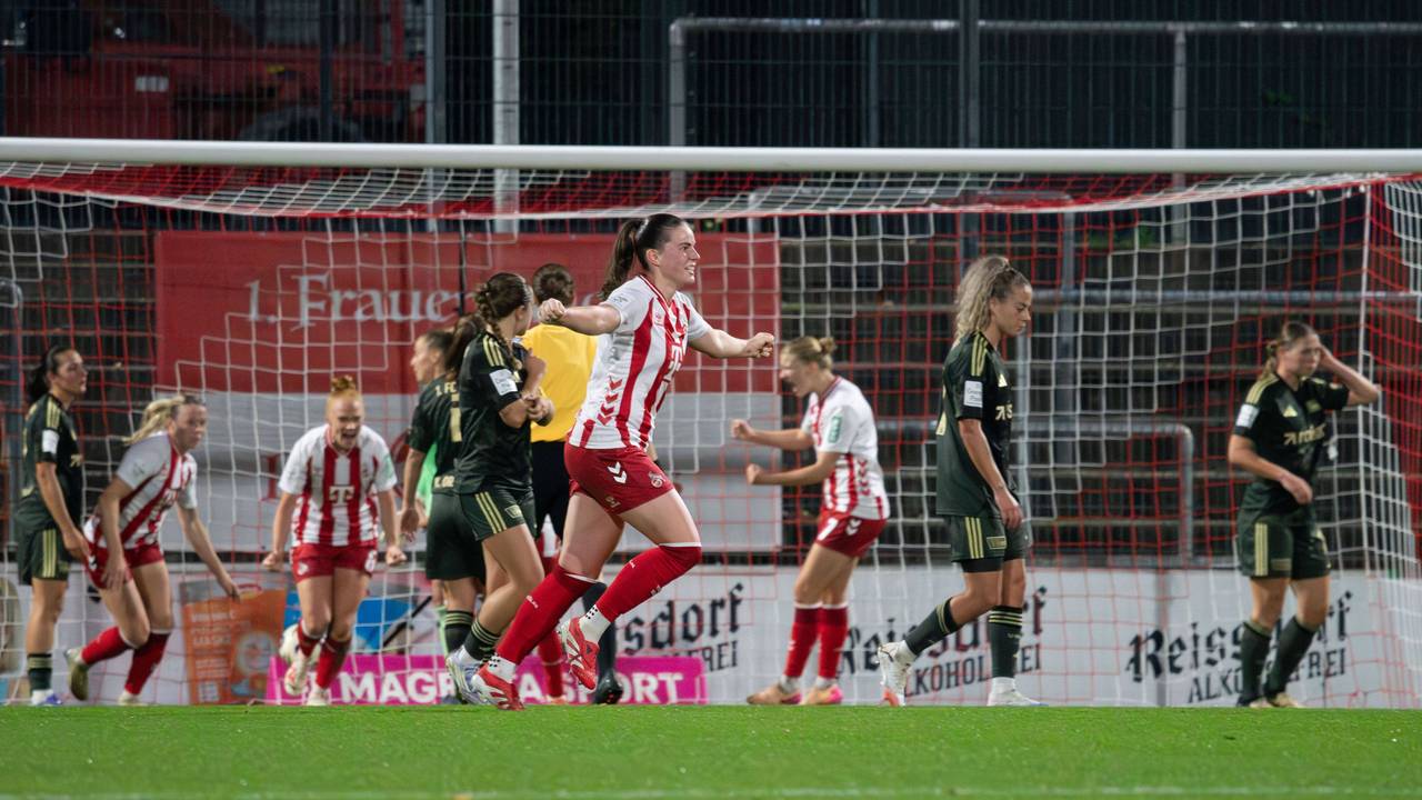 Die Spielerinnen des 1. FC Köln jubeln über ein Tor gegen Union Berlin.