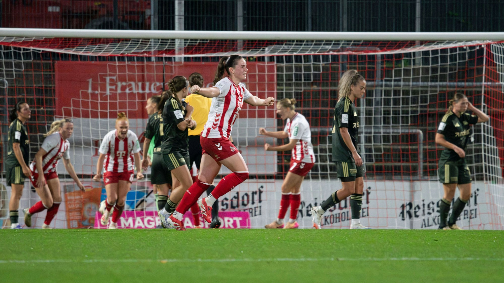 Die Spielerinnen des 1. FC Köln jubeln über ein Tor gegen Union Berlin.
