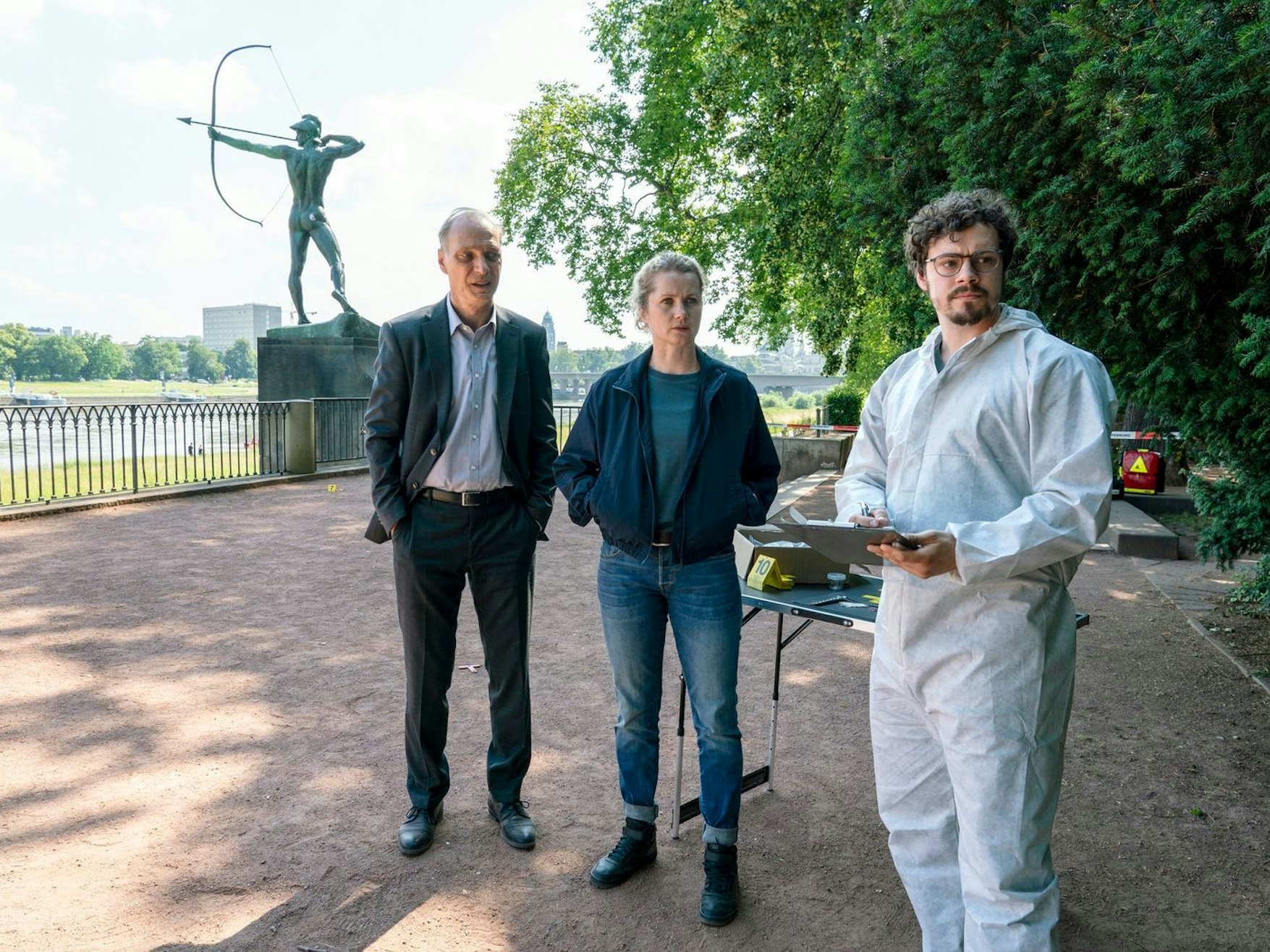 Jetzt packt - wegen Personalmangel - sogar der Chef vor Ort mit an: Peter Schnabel (Martin Brambach, links) untersucht mit Leonie Winkler (Cornelia Gröschel) und Dr. Himpe (Ron Helbig) einen Tatort in Dresden. (Bild: MDR/MadeFor Film/Steffen Junghans)