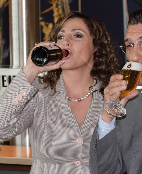 Simone Thomalla trinkt ein Bier aus der Flasche, Assauer aus dem Glas.
