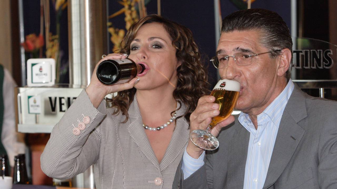 Simone Thomalla trinkt ein Bier aus der Flasche, Assauer aus dem Glas.