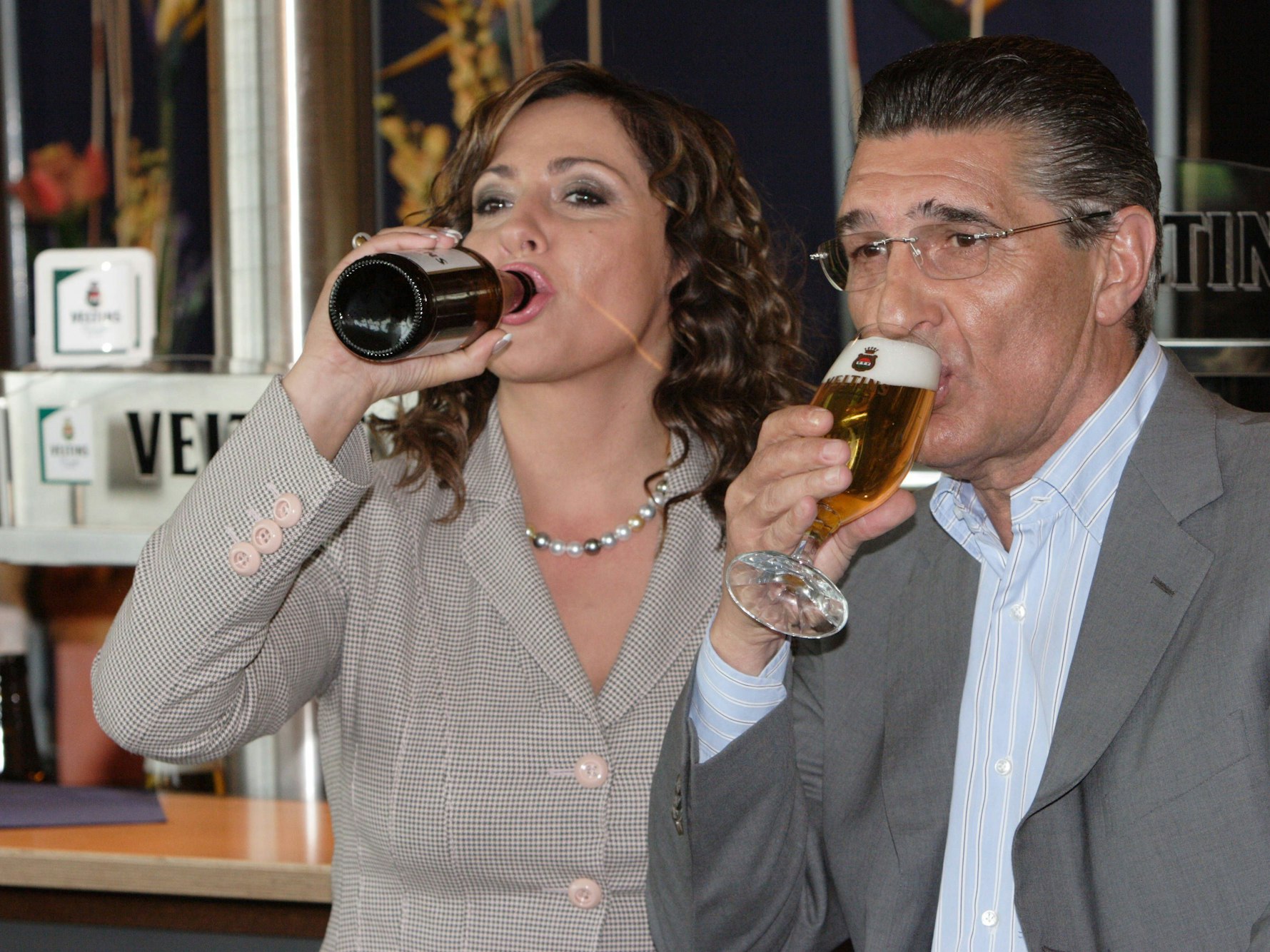 Simone Thomalla trinkt ein Bier aus der Flasche, Assauer aus dem Glas.
