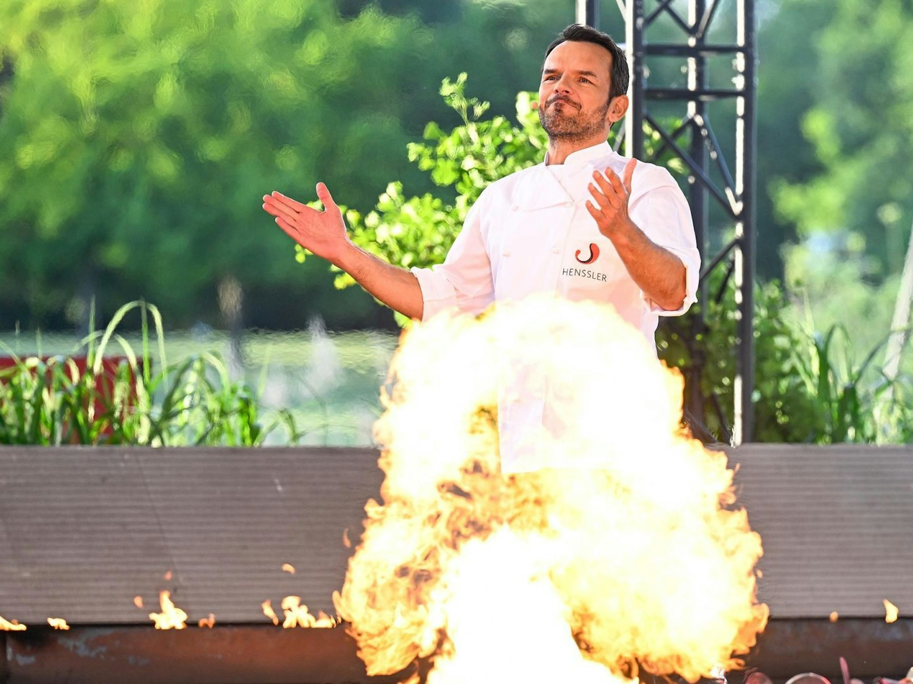 Was für ein Abend. Steffen Henssler gewinnt 116:112. Er und die Promis boten große Grillkunst. Sie erreichten 228 von 249 möglichen Punkten und somit das punktreichste Sommer-Special aller Zeiten. (Bild: RTL / Markus Hertrich)