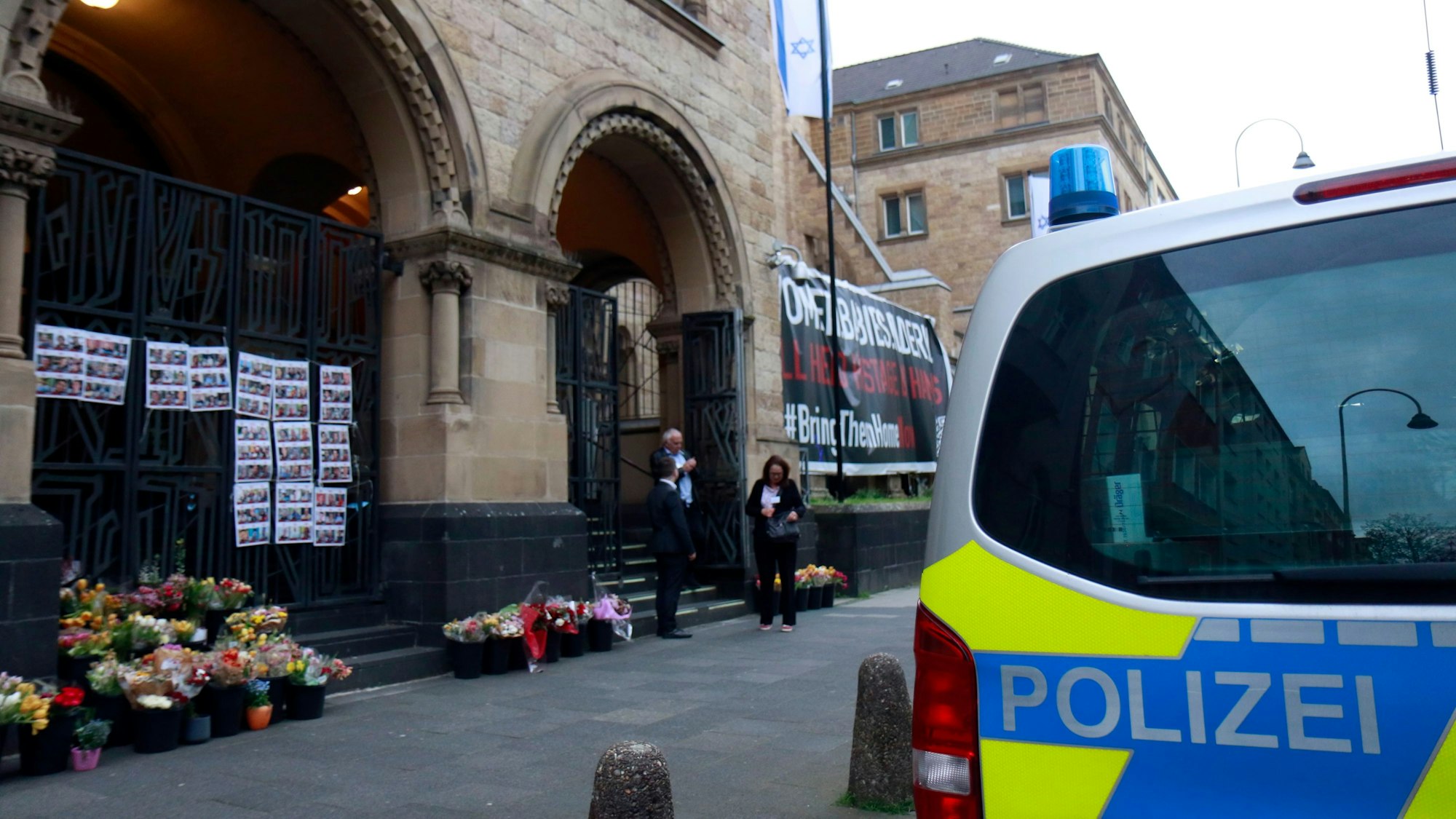Polizei steht am 9. April 2024 vor der Kölner Synagoge in der Roonstraße.