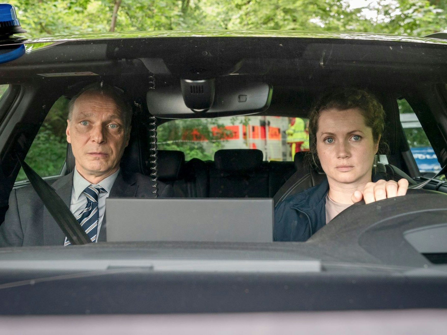 Der neue Dresdener „Tatort: Siebenschläfer“ erzählt aus dem Mikrokosmos Kinderheim. Es ermitteln: Peter Schnabel (Martin Brambach) als Ersatz für die ausgeschiedene Gorniak (Karin Hanczewski) und Leonie Winkler (Cornelia Gröschel). (Bild: MDR/MadeFor Film/Steffen Junghans)