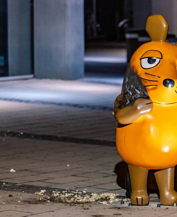 Das Maus-Denkmal vor dem Kölner WDR-Gebäude kurz nach dem Brandanschlag.