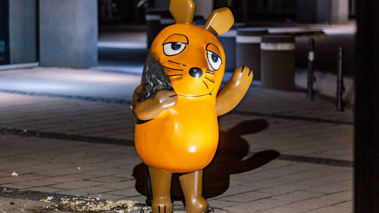 Das Maus-Denkmal vor dem Kölner WDR-Gebäude kurz nach dem Brandanschlag.