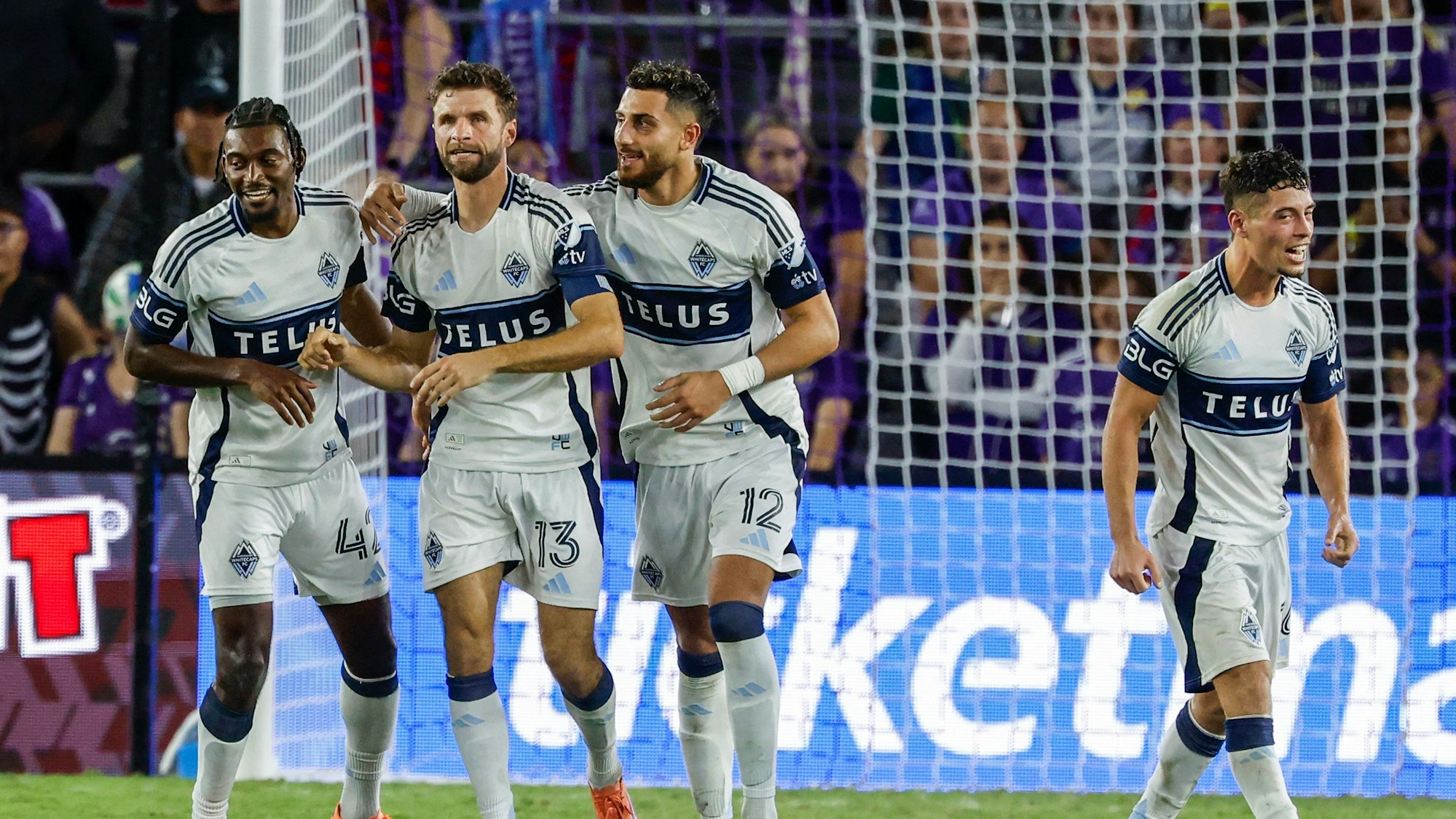 Thomas Müller feiert mit seinen Mannschaftskameraden Nelson Pierre (42), Verteidiger Belal Halbouni (12) und Mittelfeldspieler Sebastian Berhalter (r) nach einem Tor.