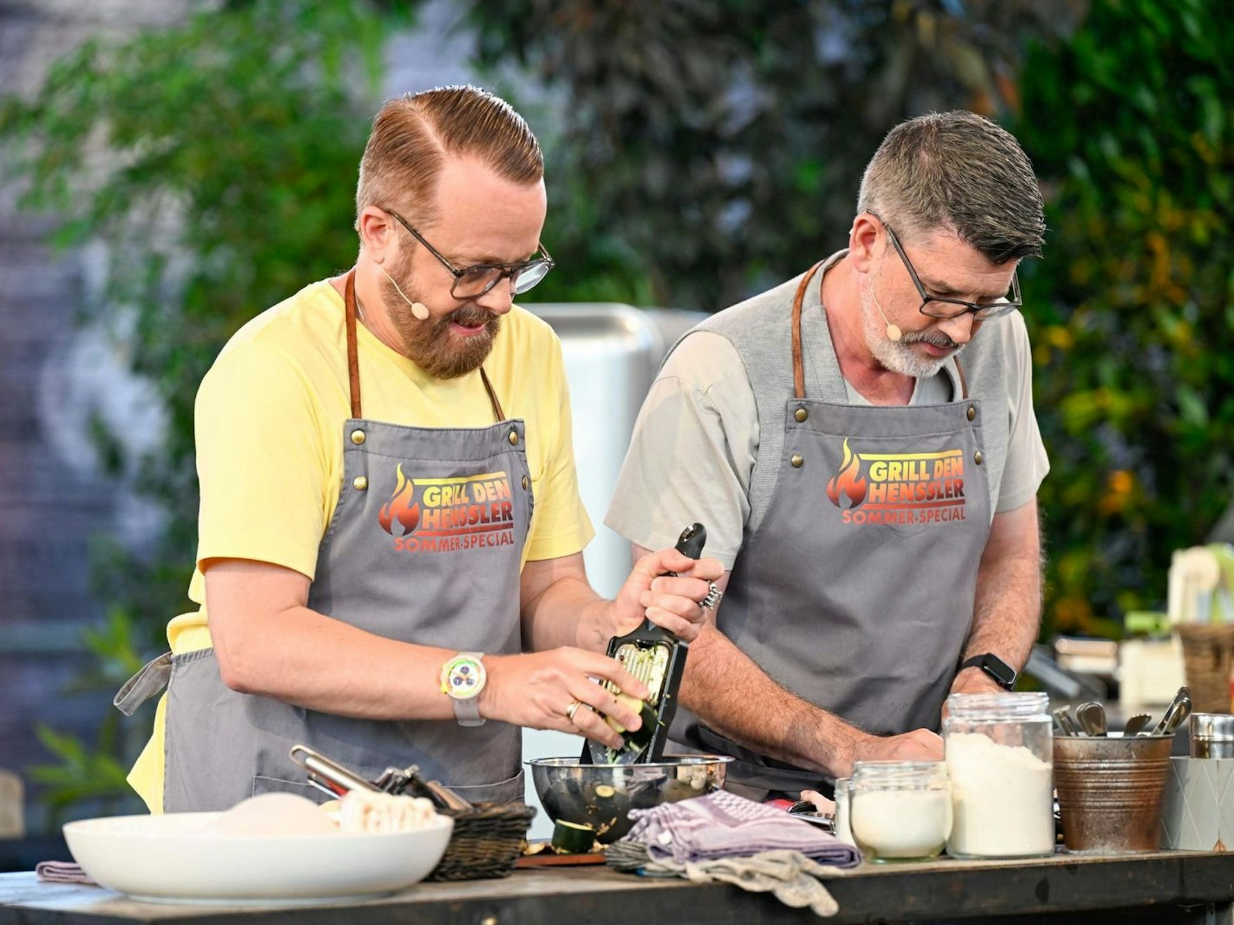 Schlagerstar Ross Antony und sein Mann, Opernsänger Paul Reeves, geben Henssler mit ihrer süßen Nachspeise „Biskuit mit gegrillter Ananas und Toffee Sauce“ Saures. Sie gewinnen 29:28. (Bild: RTL / Markus Hertrich)