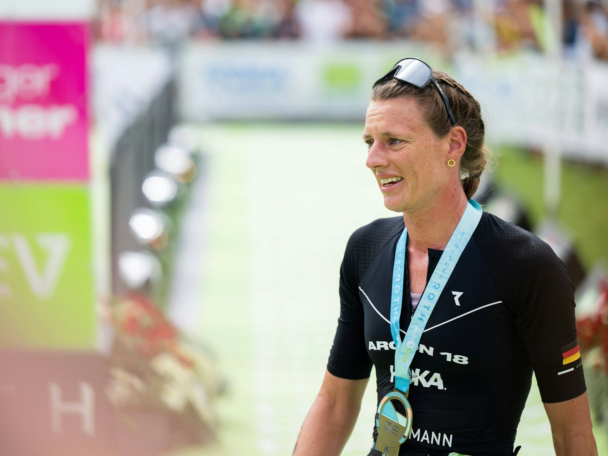 Anne Reischmann mit Medaille um den Hals.