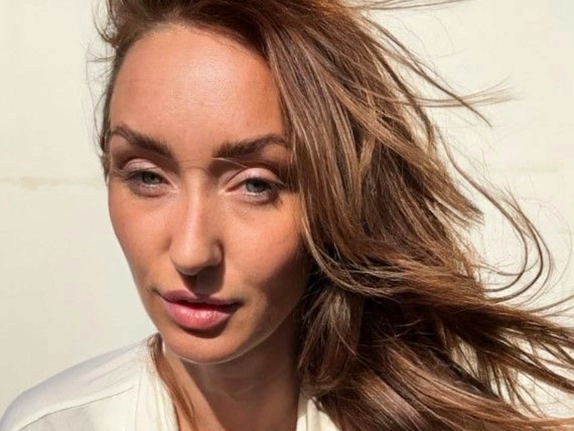 Georgina Stumpf schaut in die Kamera.