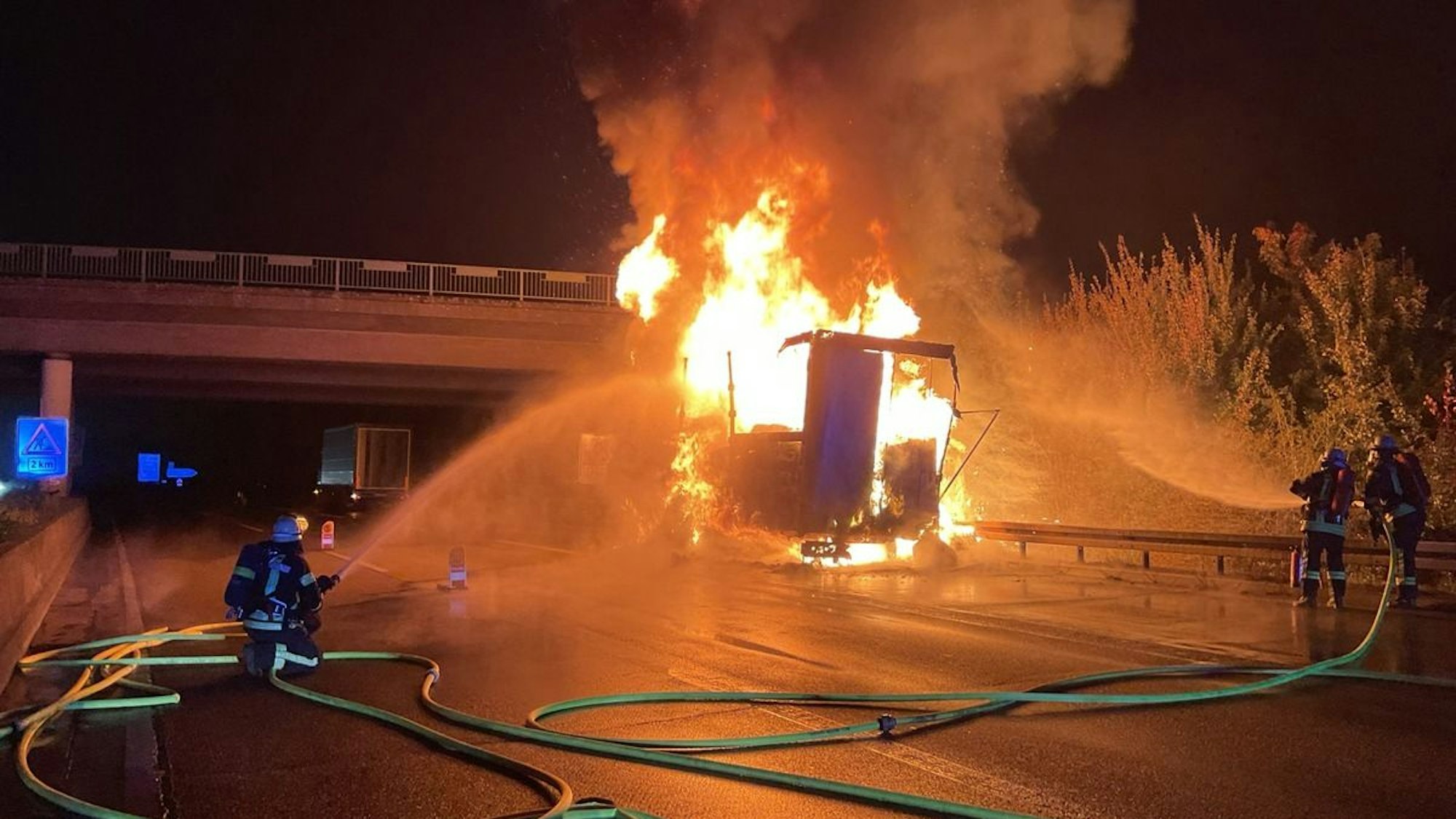 Ein ausgebrannter Lkw-Anhänger steht auf der Autobahn.