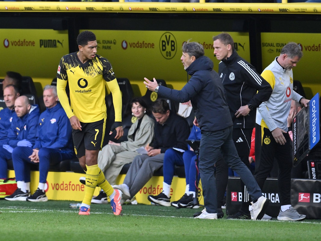 Niko Kovac gibt Jobe Bellingham Anweisungen an der Seitenlinie.