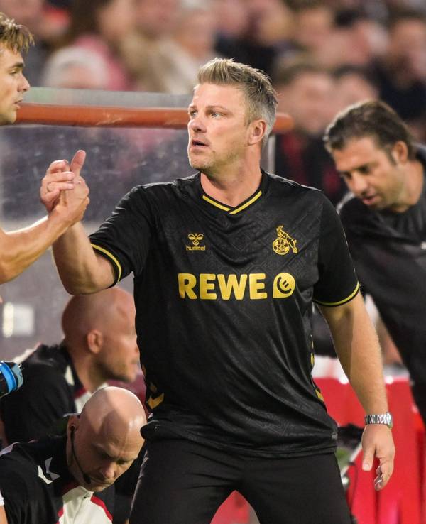 FC-Trainer Lukas Kwasniok klatscht beim Spiel gegen den VfB Stuttgart mit Joel Schmied ab.