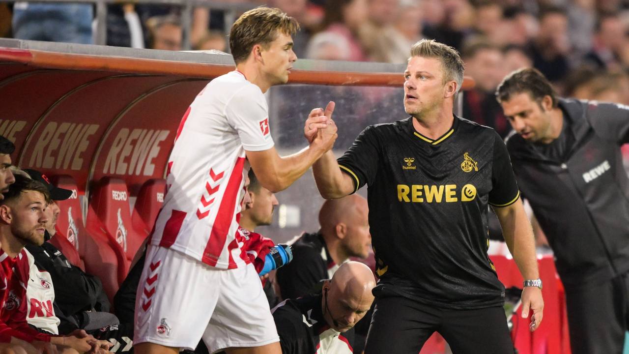 FC-Trainer Lukas Kwasniok klatscht beim Spiel gegen den VfB Stuttgart mit Joel Schmied ab.