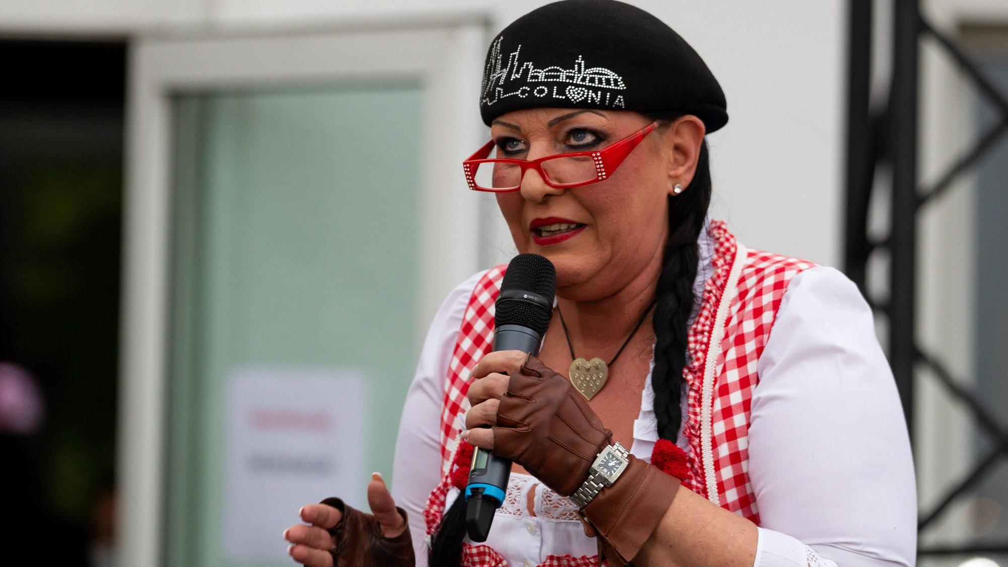 Gabi Elabor als „Annegret vom Wochenmarkt“ bei einem Auftritt.