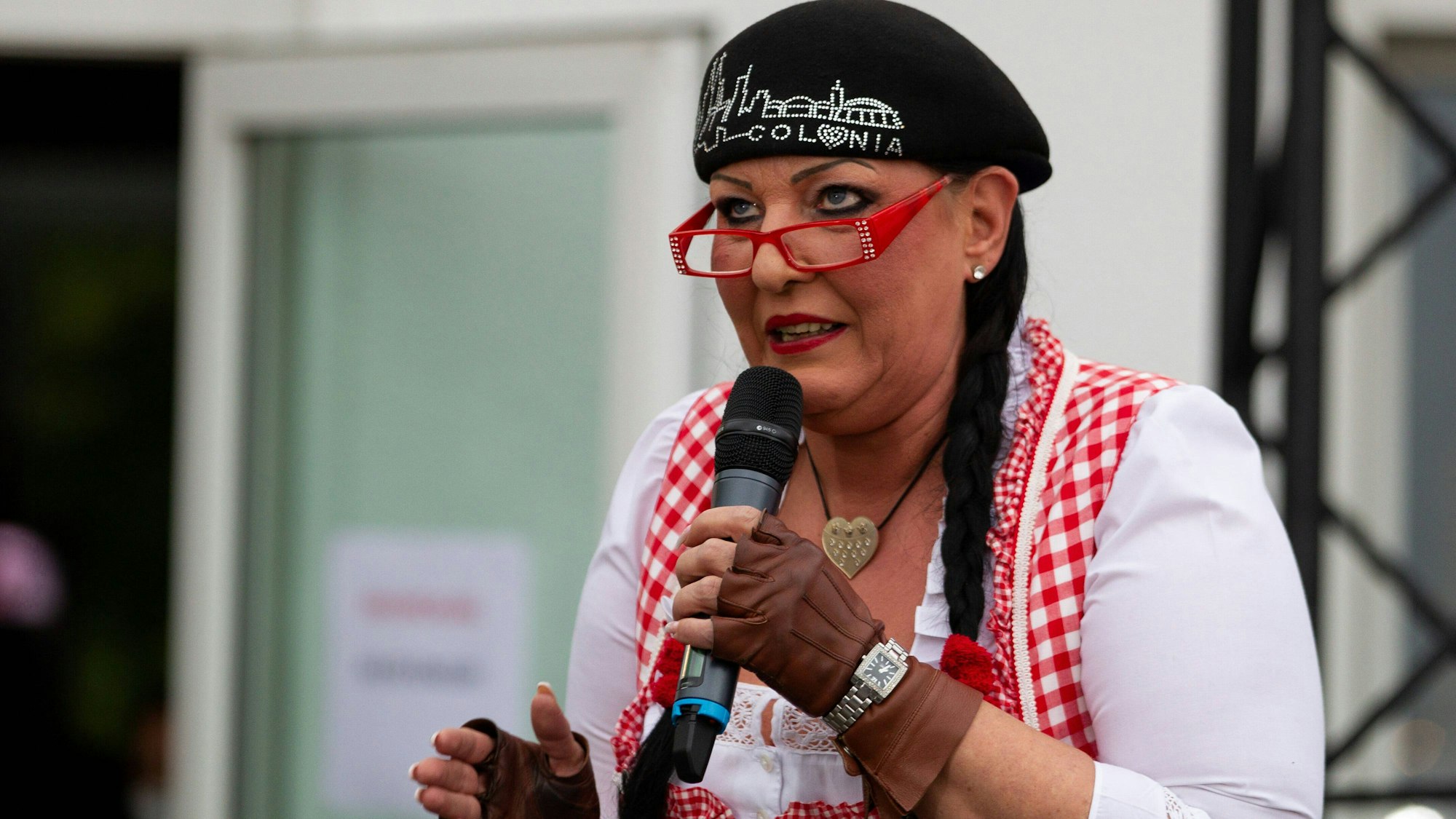 Gabi Elabor als „Annegret vom Wochenmarkt“ bei einem Auftritt.