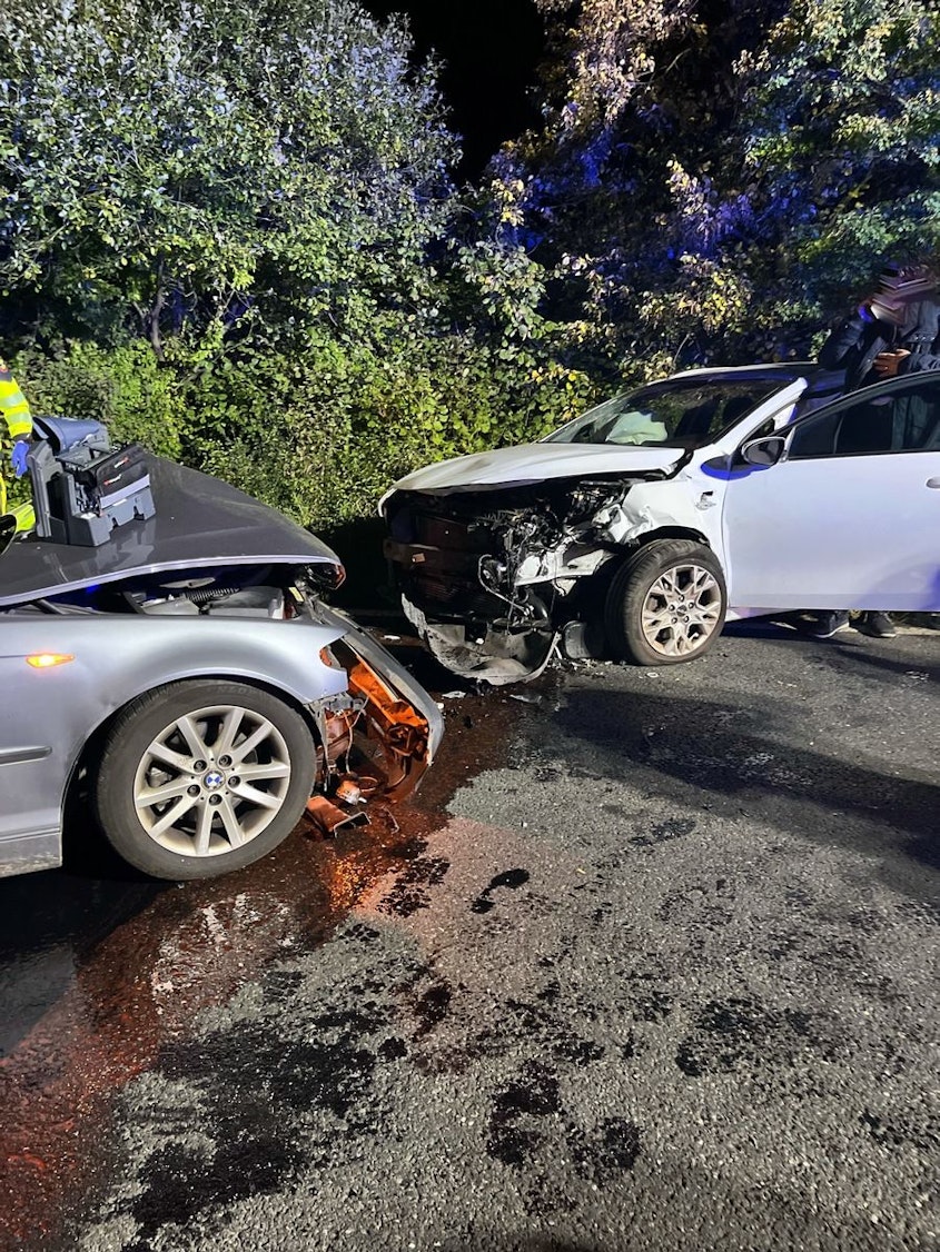 Das stark beschädigte Auto der Unfallverursacherin steht am Straßenrand.