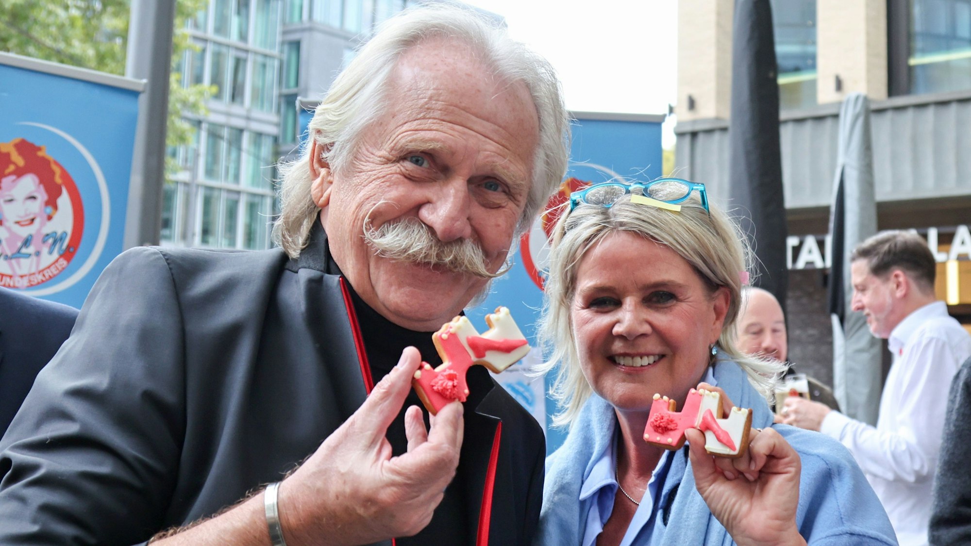 Henning Krautmacher überreicht Andrea Nikuta-Meerloo ein Plätzchen.
