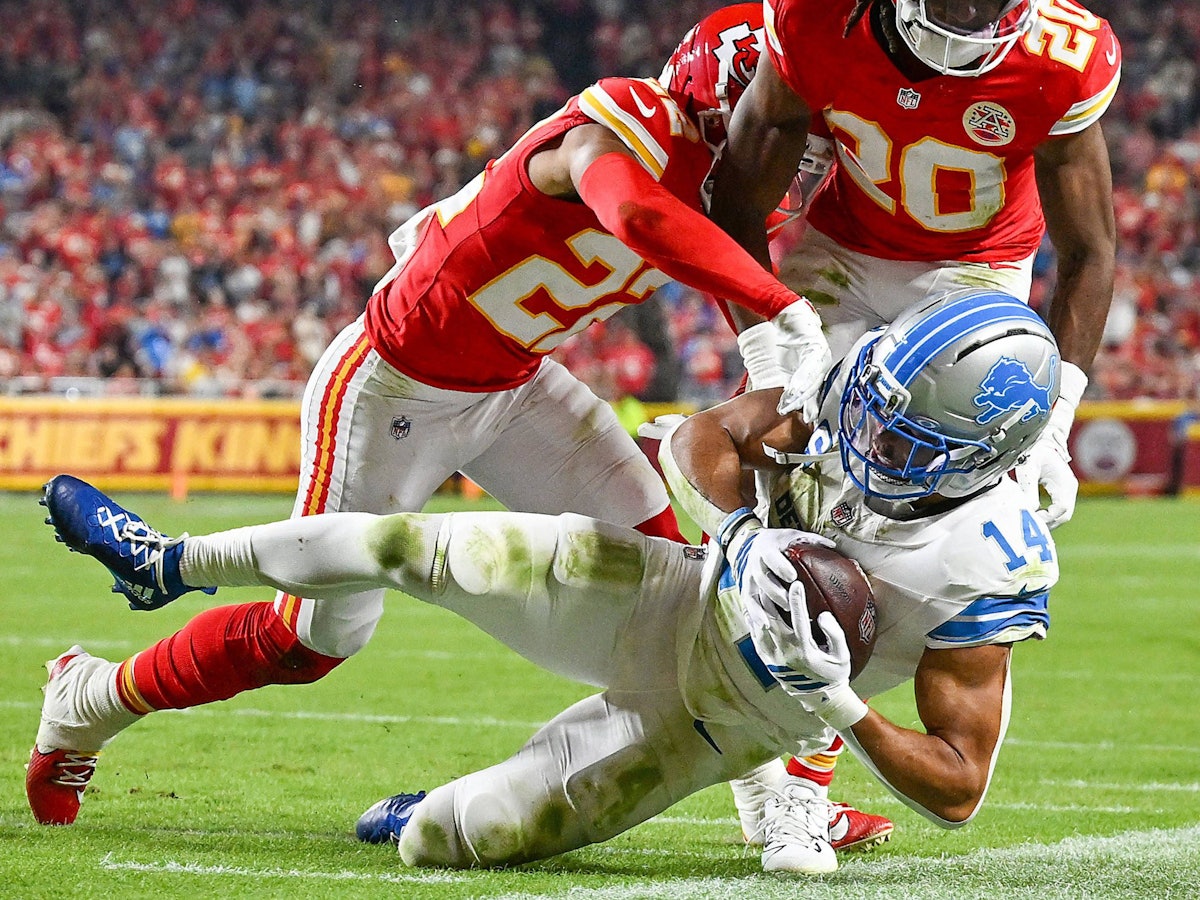 Amon-Ra St. Brown wird von Trent McDuffle und Nohl Williams getacklet.