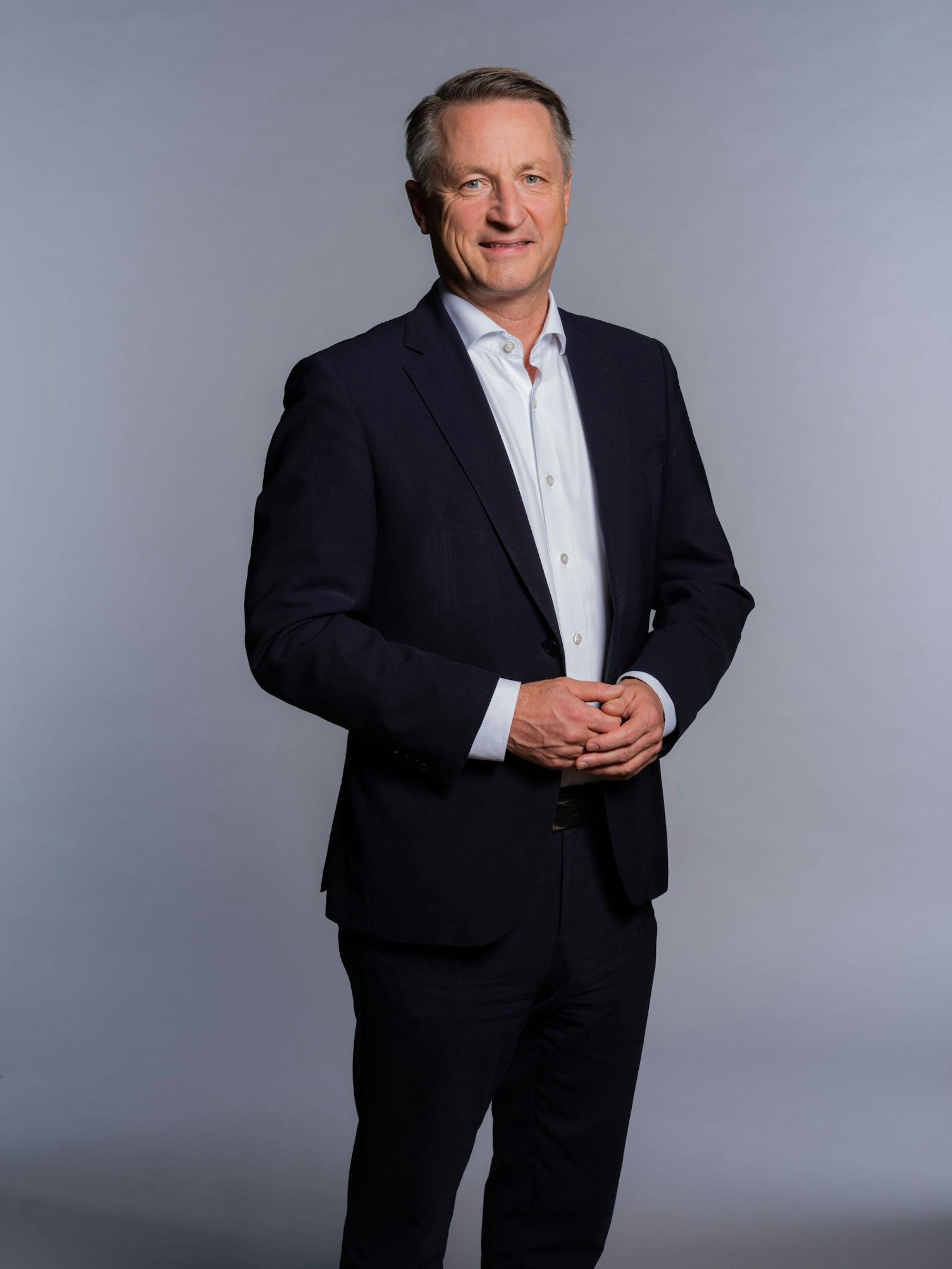 Nikolaus Blome, geboren 1963 in Bonn, ist einer der profiliertesten deutschen Journalisten und Kommentatoren. Seit 2020 leitet er das Politik- und Wirtschaftsressort bei RTL und ntv. Zuvor war er unter anderem bei Die Welt, Bild und Spiegel. Er ist vielfach preisgekrönt und lebt bei Berlin. (Bild: RTL / Philipp Rathmer)