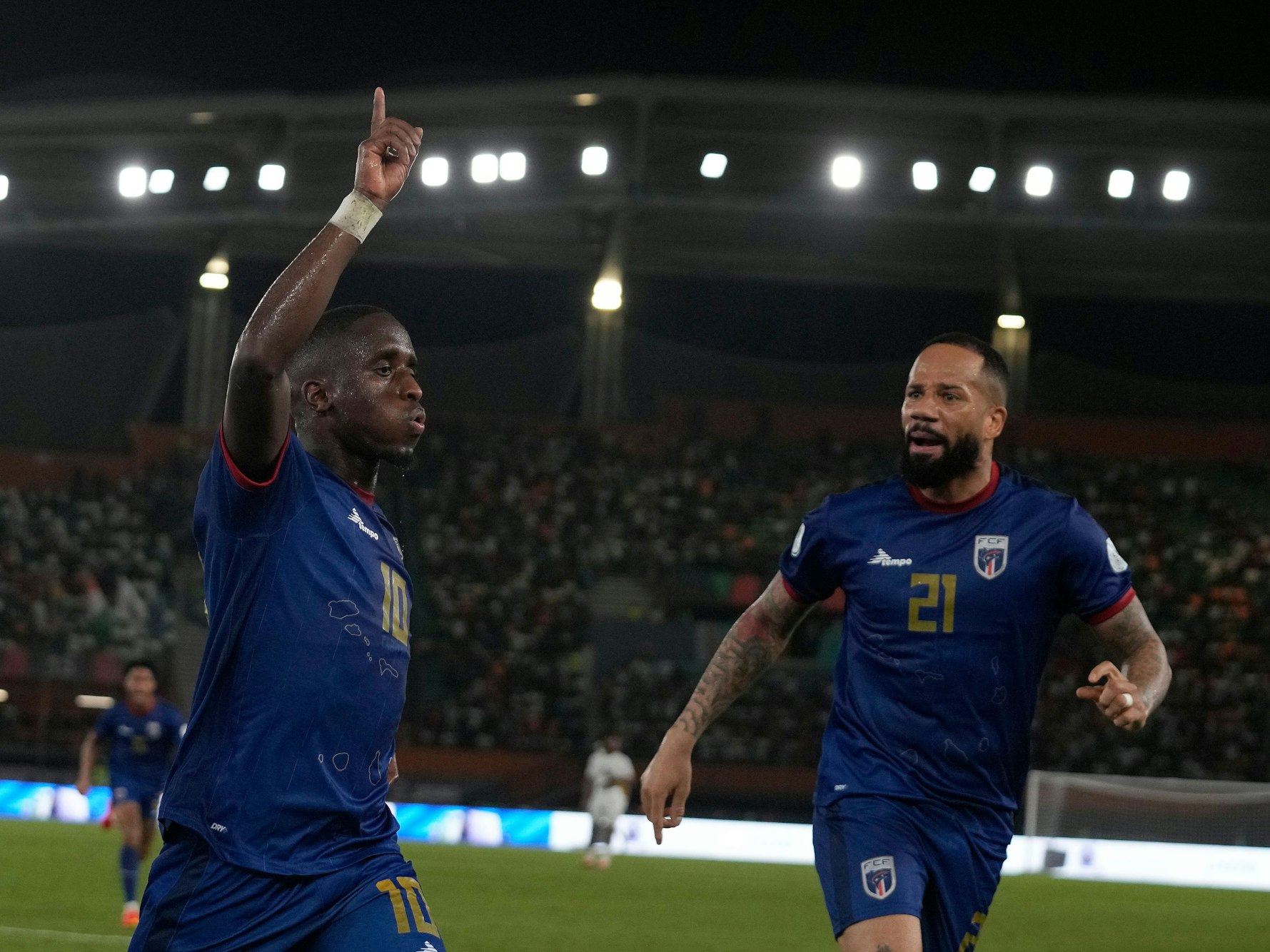 Spieler von Kap Verde bejubeln gemeinsam ein Tor.